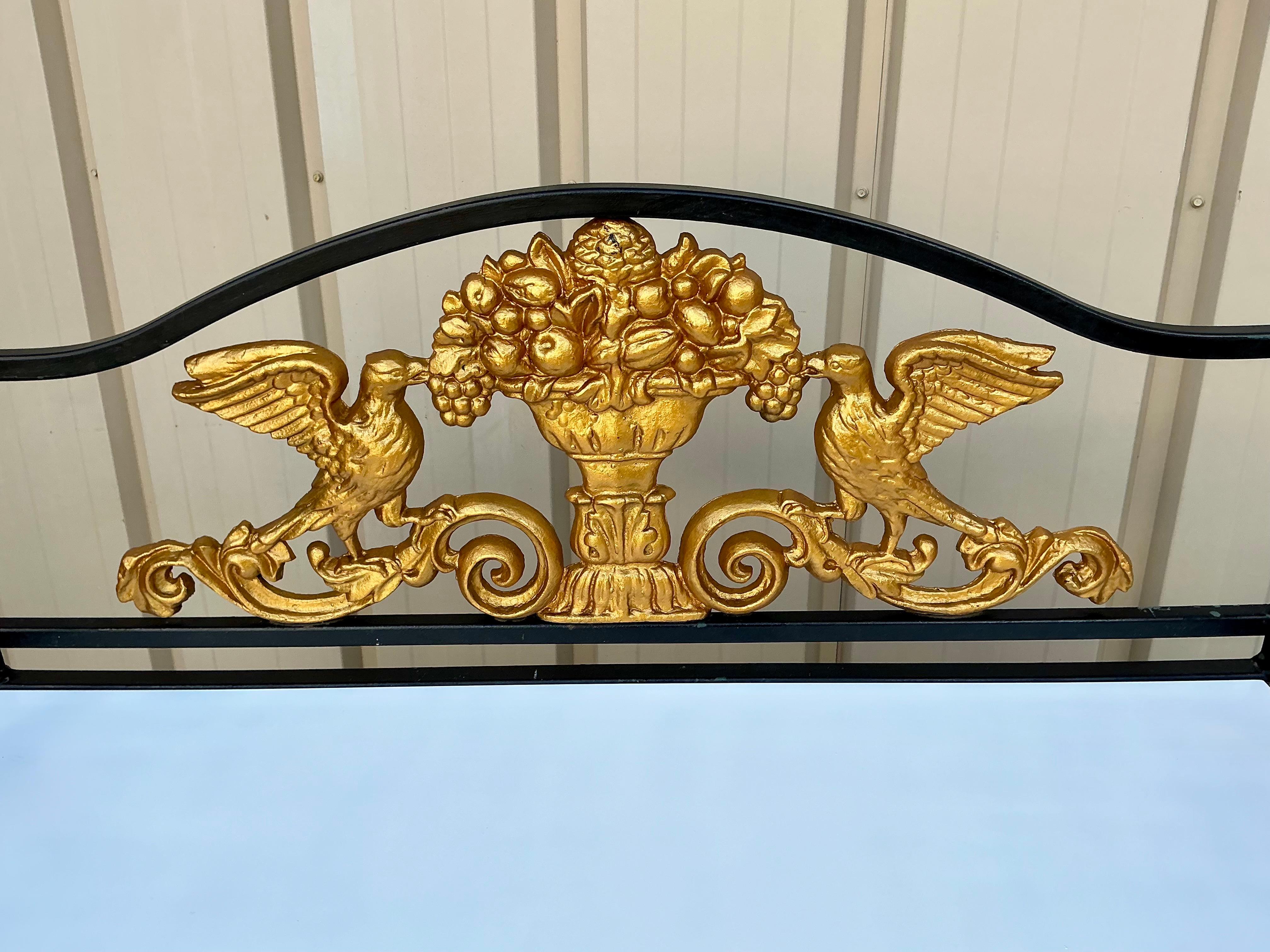 Italienischer Konsolentisch/Serviertisch aus Aluminiumguss im neoklassischen Stil des Neoklassizismus / Etagere im Angebot 1