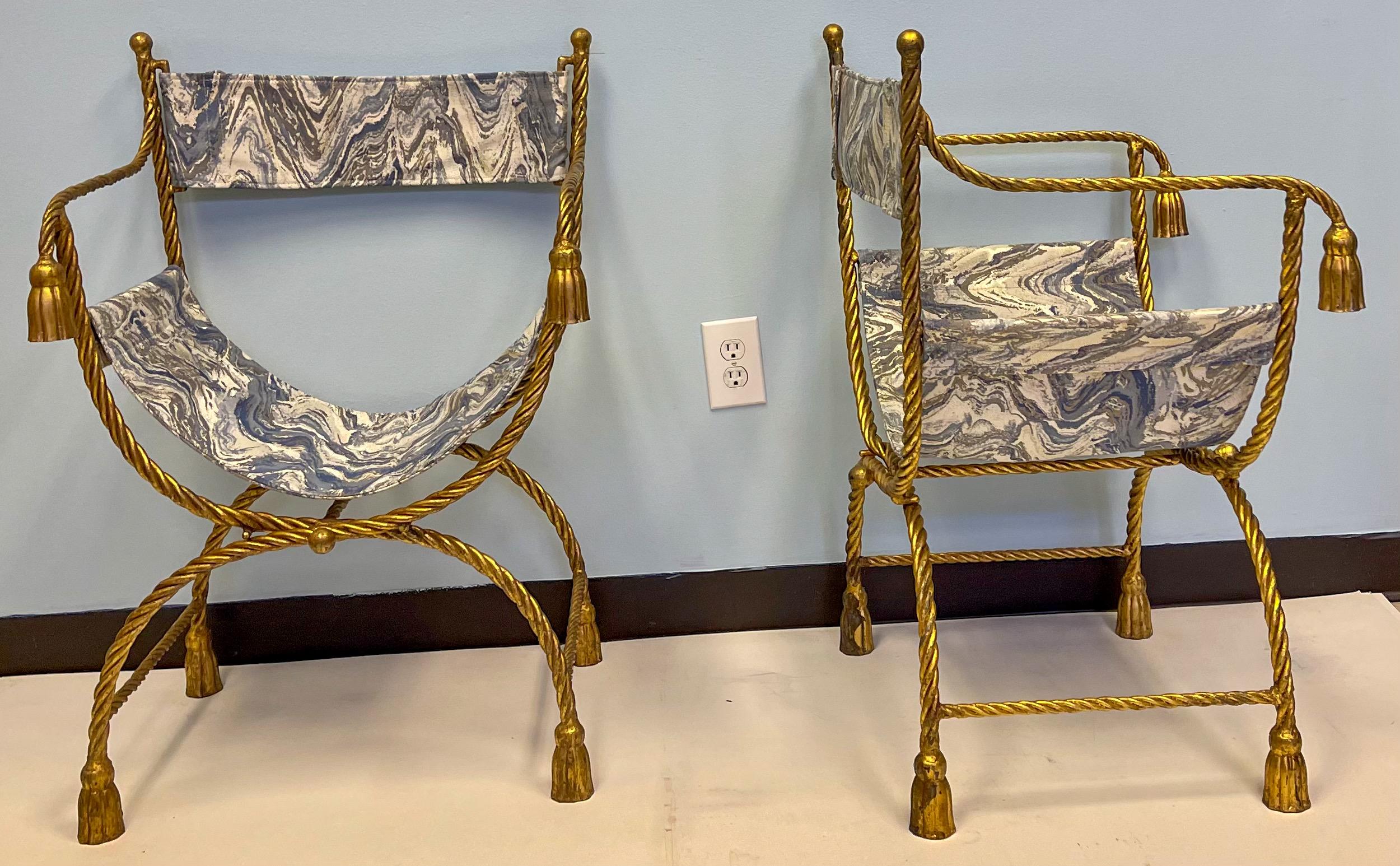 Néoclassique Paire de chaises Savonarola/ Campagne à glands dorés de style néo-classique italien en vente