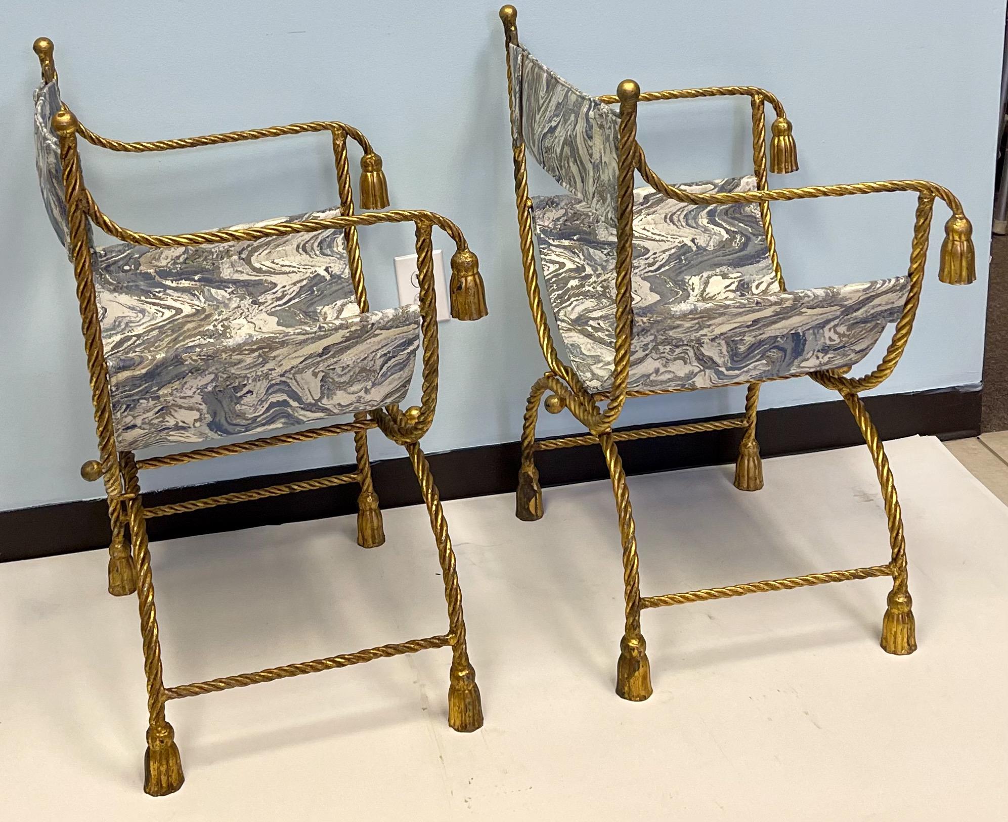 20ième siècle Paire de chaises Savonarola/ Campagne à glands dorés de style néo-classique italien en vente