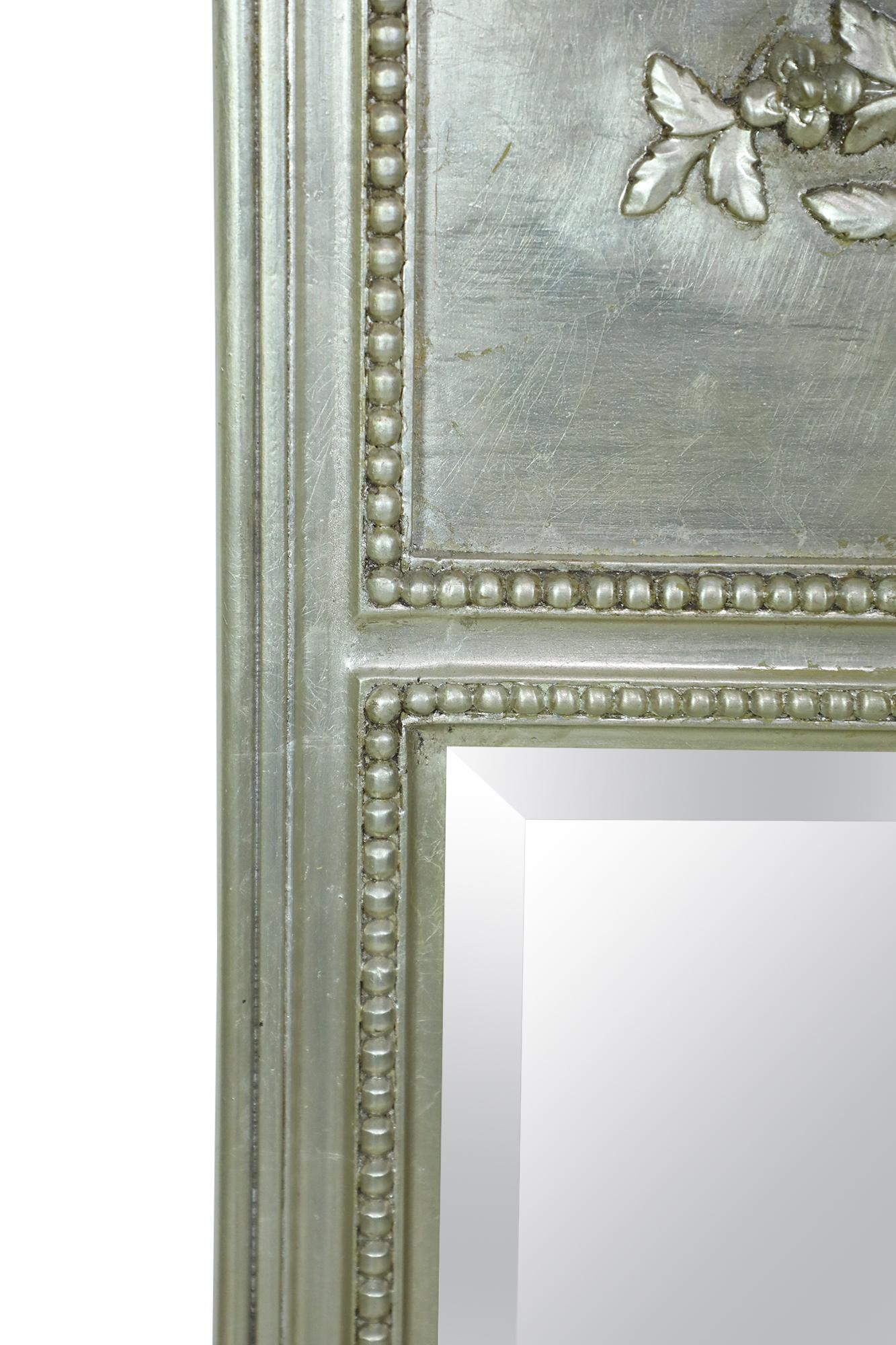 Italian Neo-Classical Style Pier Mirror in Painted Silver In Good Condition For Sale In New York, NY