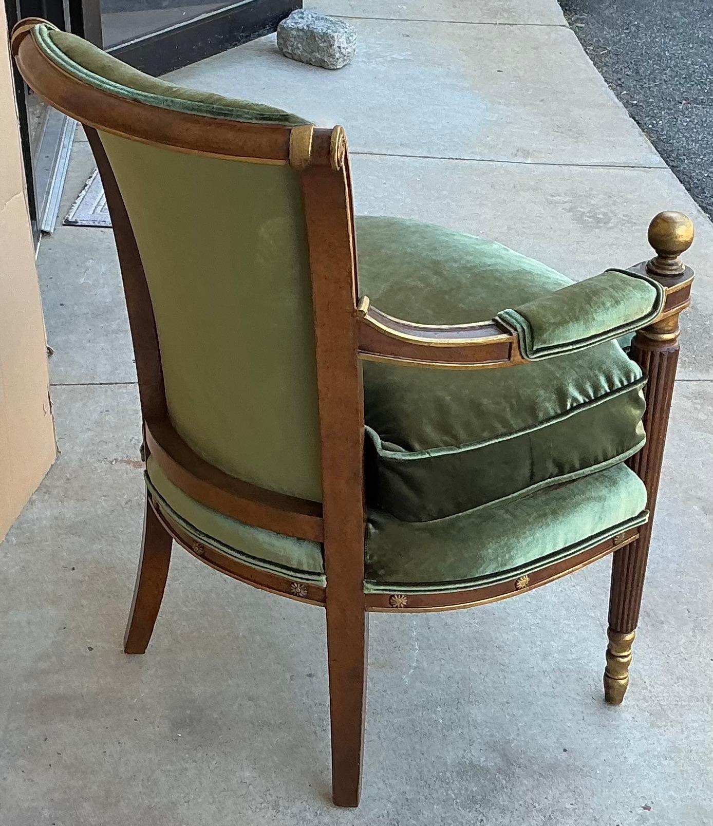 Neoclassico Sedie Bergere in stile neoclassico italiano, in noce e dorate, con velluto verde - coppia in vendita