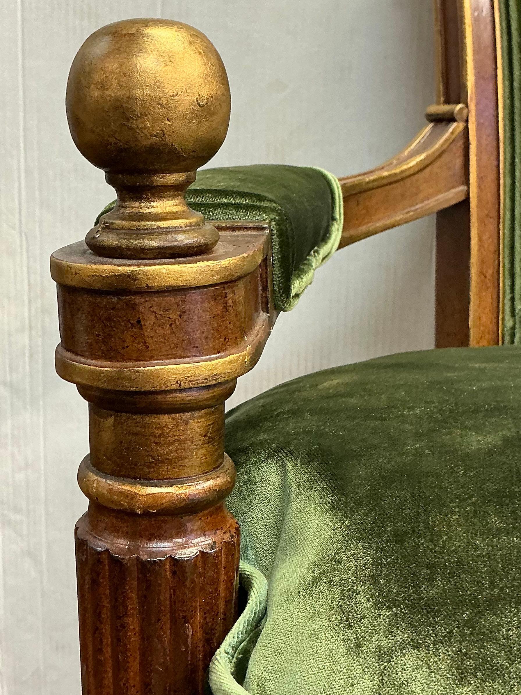 Italiano Sedie Bergere in stile neoclassico italiano, in noce e dorate, con velluto verde - coppia in vendita