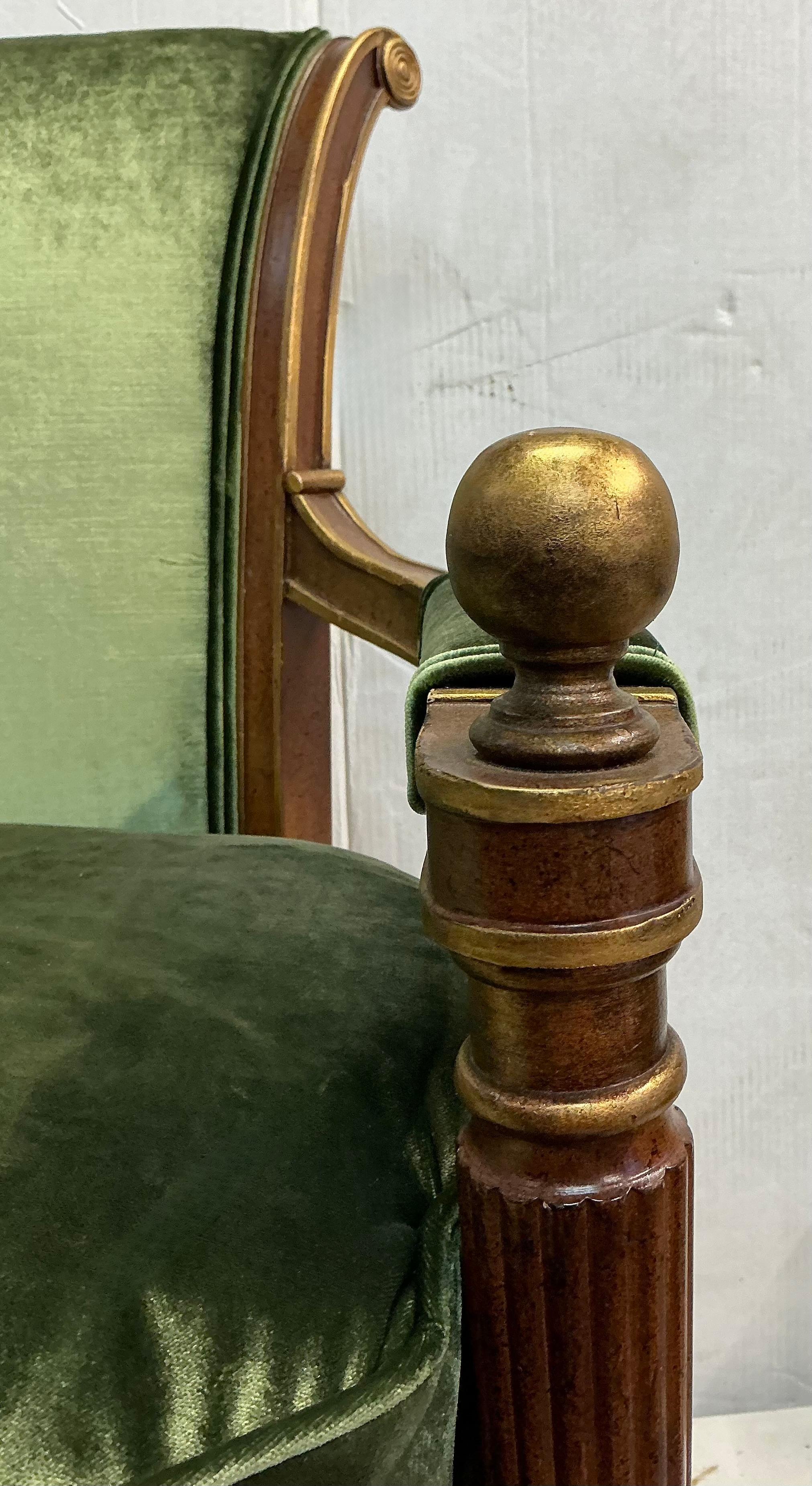 Sedie Bergere in stile neoclassico italiano, in noce e dorate, con velluto verde - coppia In condizioni buone in vendita a Kennesaw, GA