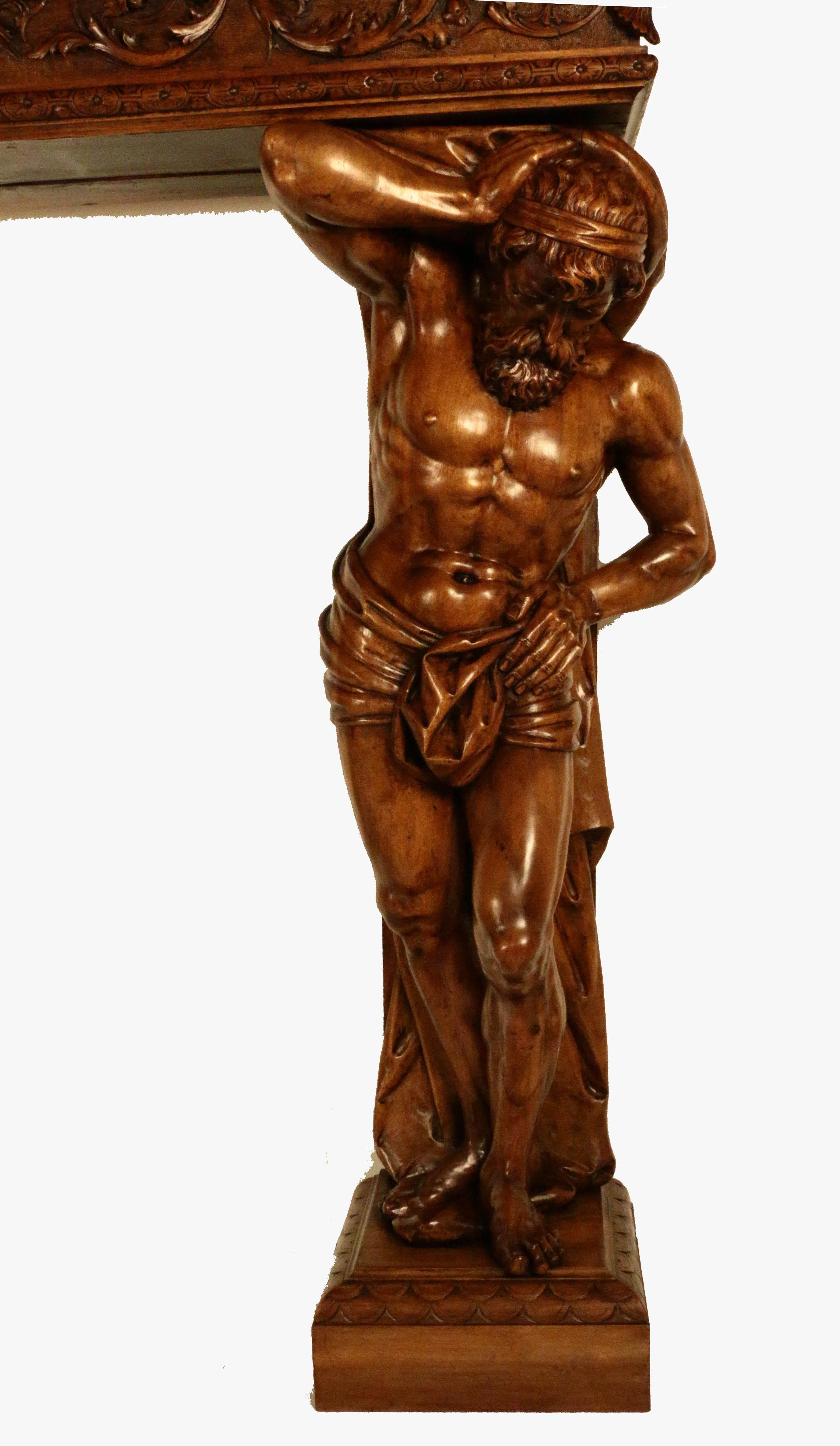 Sculpté à la main Cheminée italienne en noyer de style néo-Renaissance, attribuée à Valentino Besarel en vente