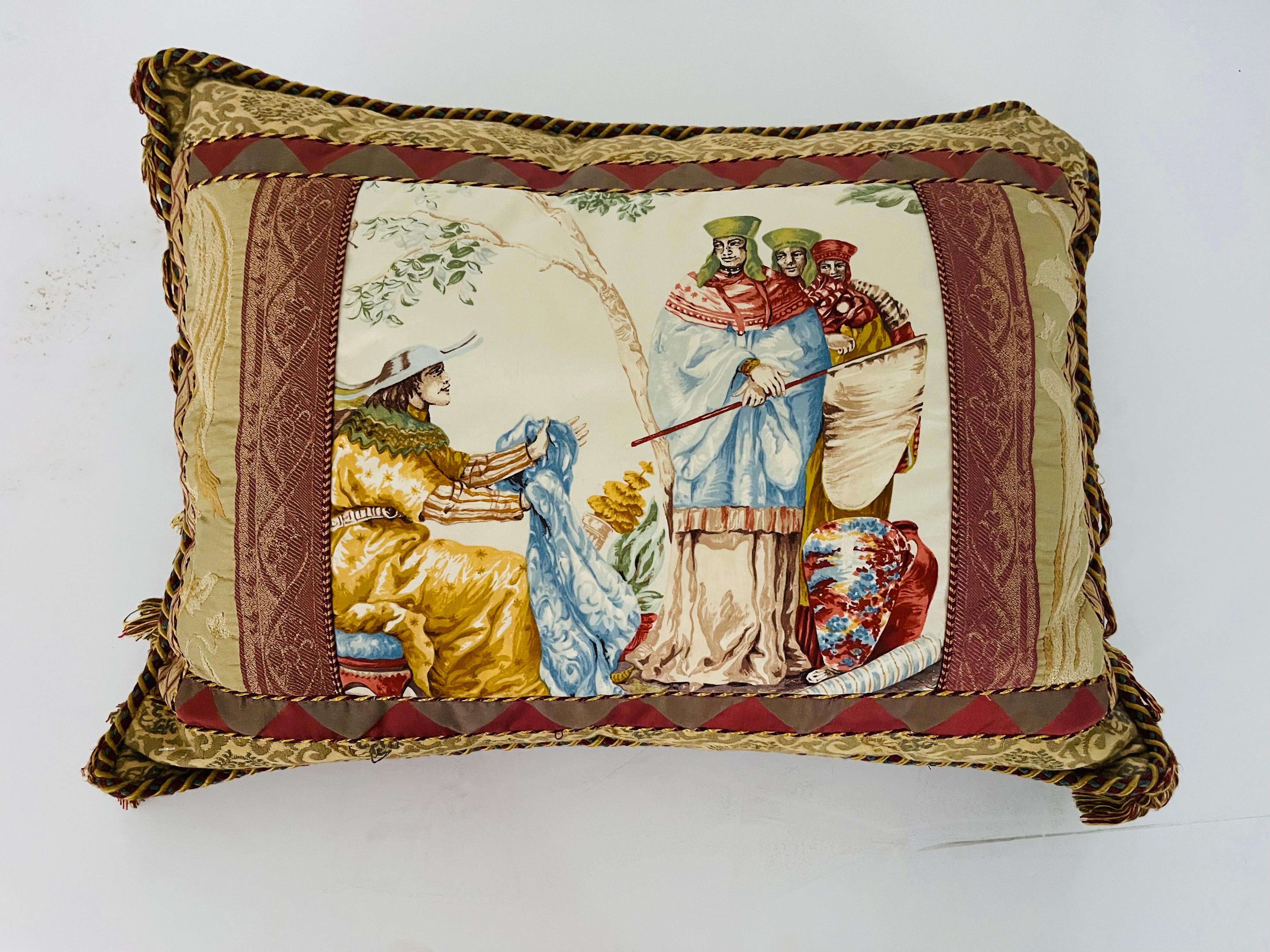 Cuscino con scena biblica d'epoca in stile revival neoclassico, decorato con corde, nappe e broccato.