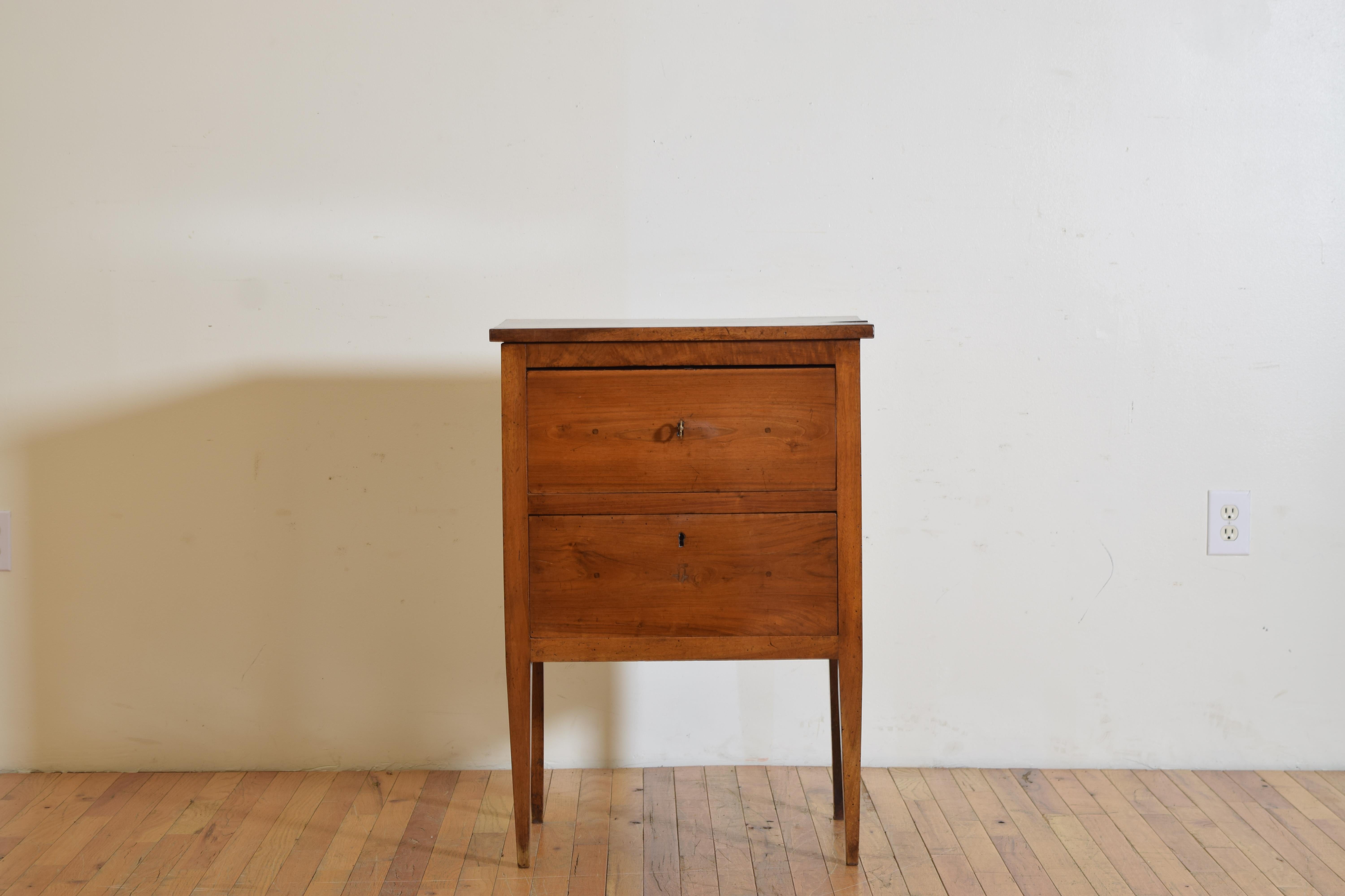 Italian Neoclassical Period Walnut 2-Drawer Bedside Commode, ca. 1820 In Good Condition In Atlanta, GA