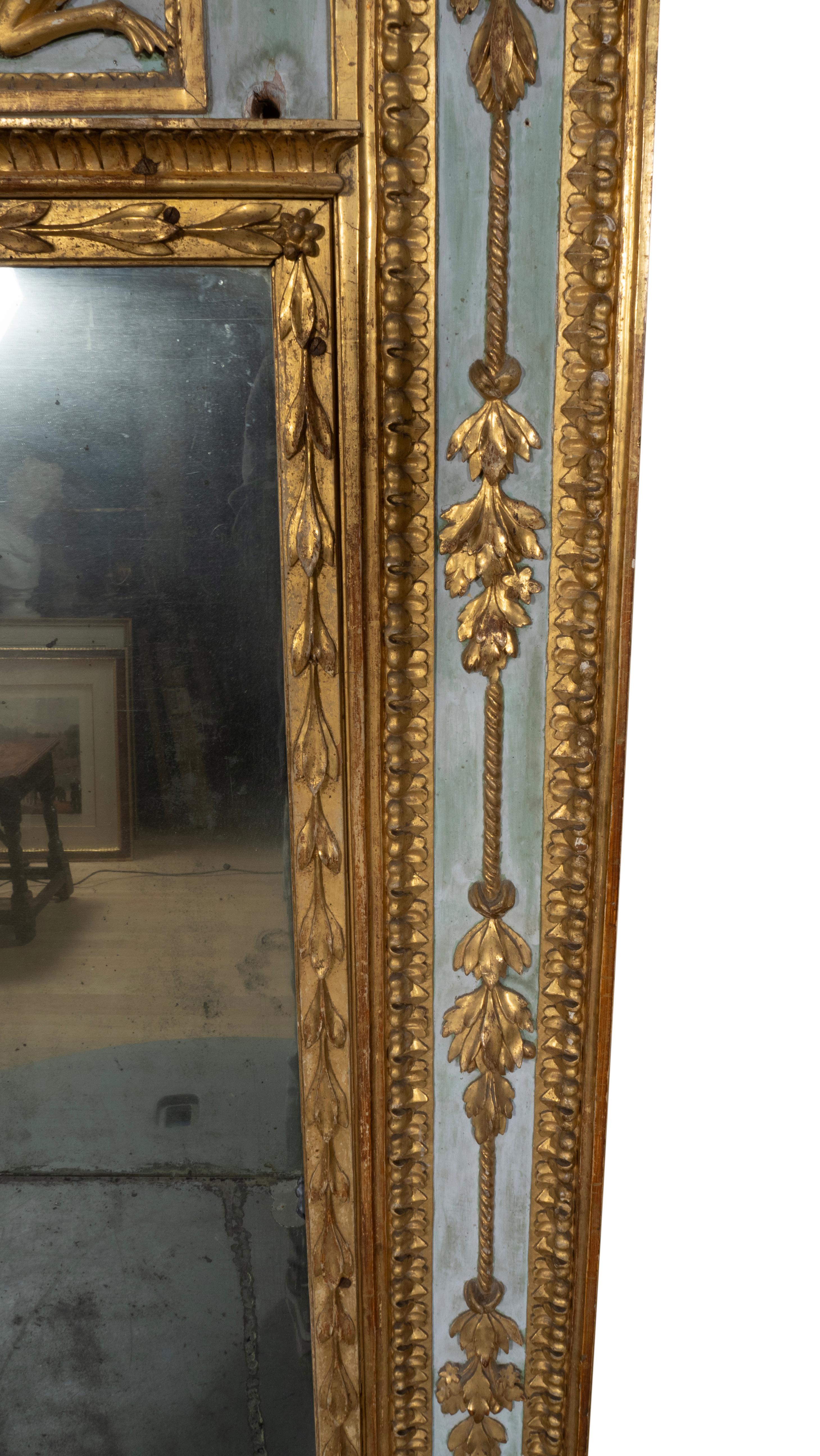 Miroir d'embarcadère italien néoclassique peint en bleu et doré au colis en vente 3