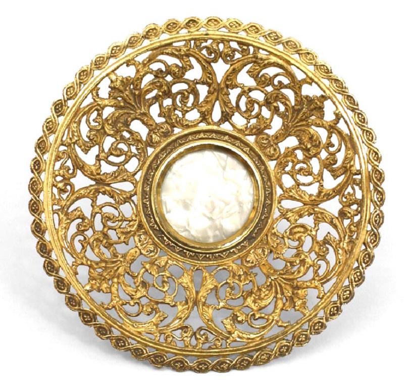 Italienische neo-klassische (19. Jahrhundert) Bronze dore filigrane Sockel Basis Kompott mit Perle Furnier runden Zentrum.
      
