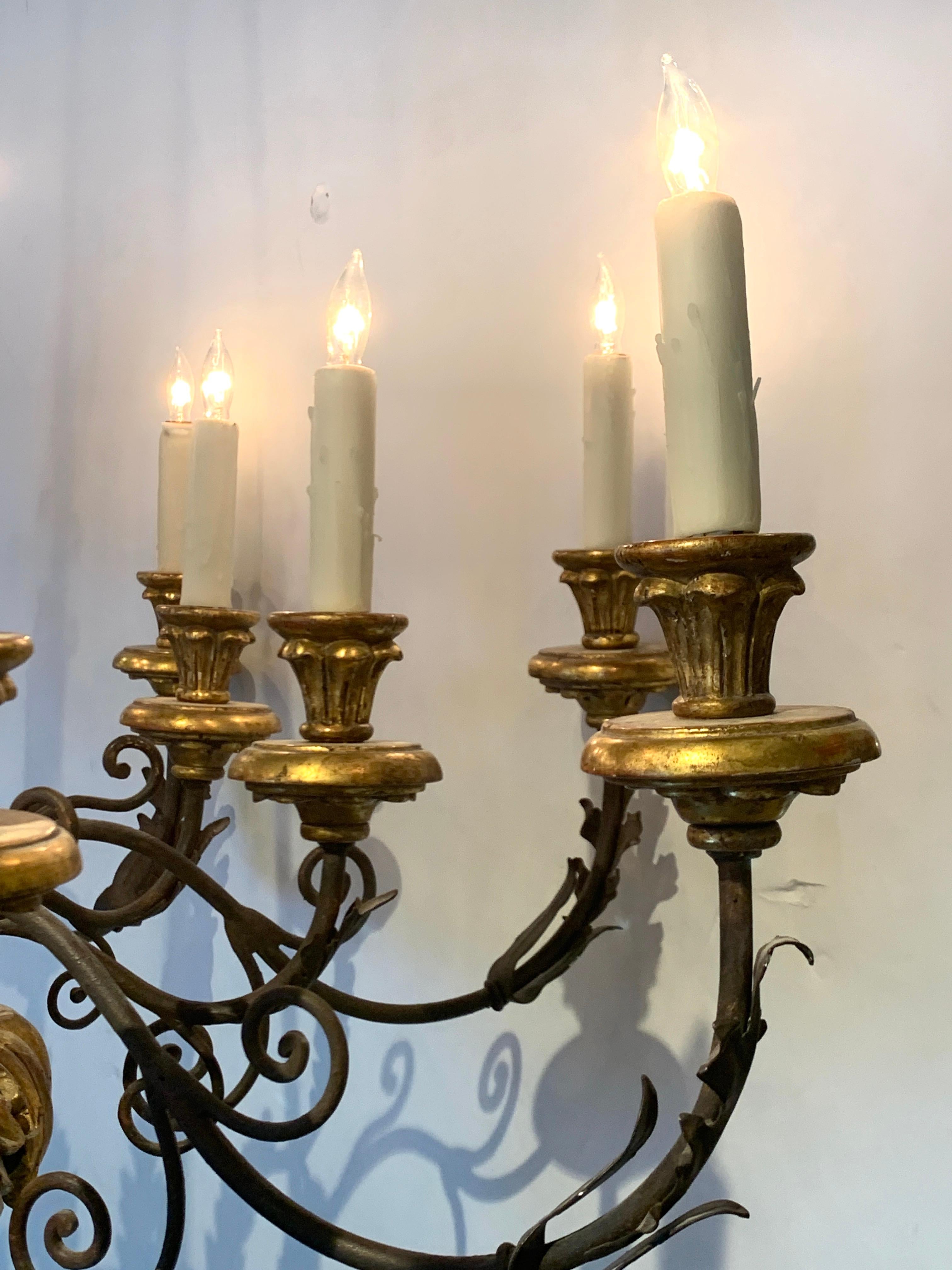 20th Century Italian Neoclassic Carved Giltwood and Iron 18-Light Chandelier