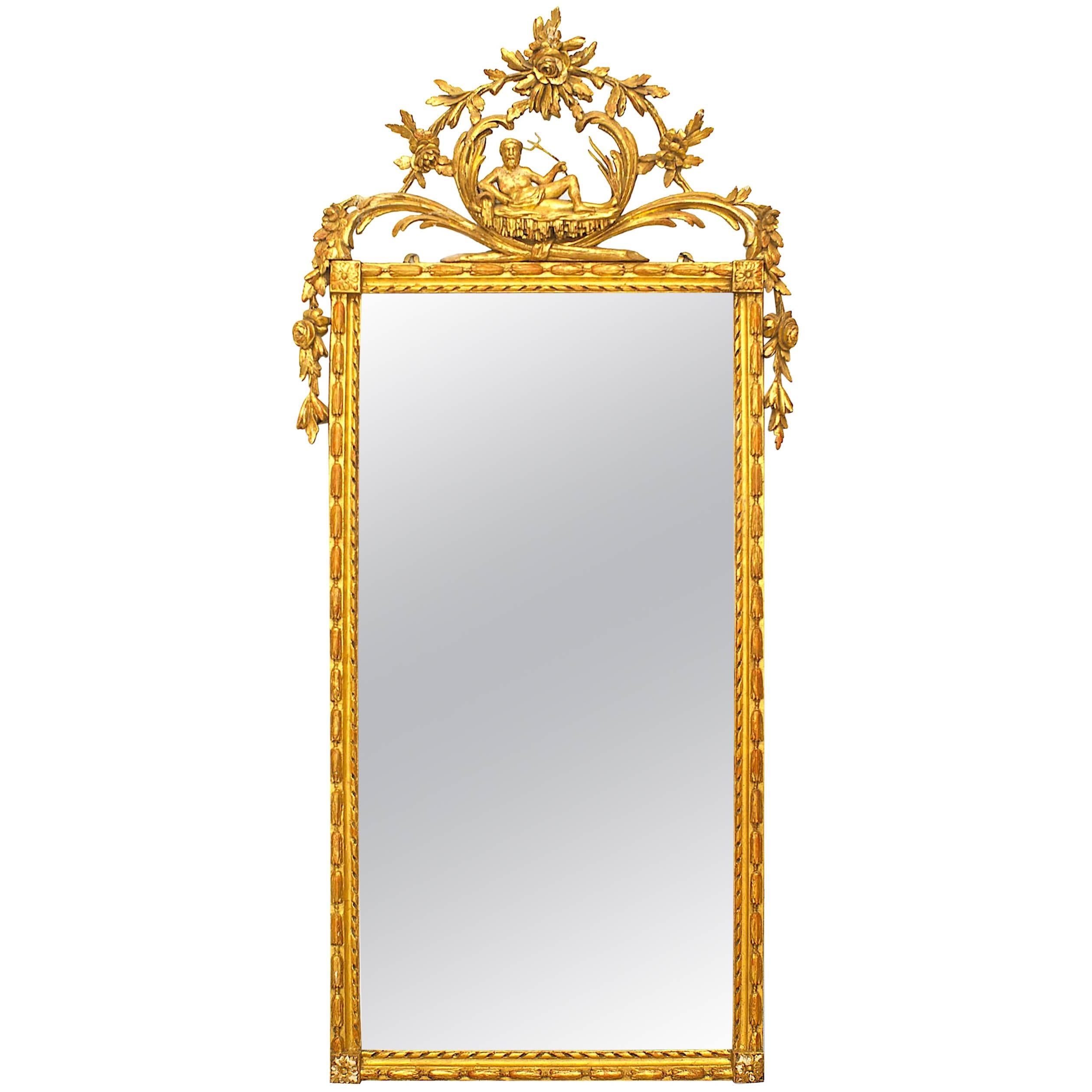 Miroir vertical néoclassique italien en bois doré sculpté de la fin du XVIIIe siècle