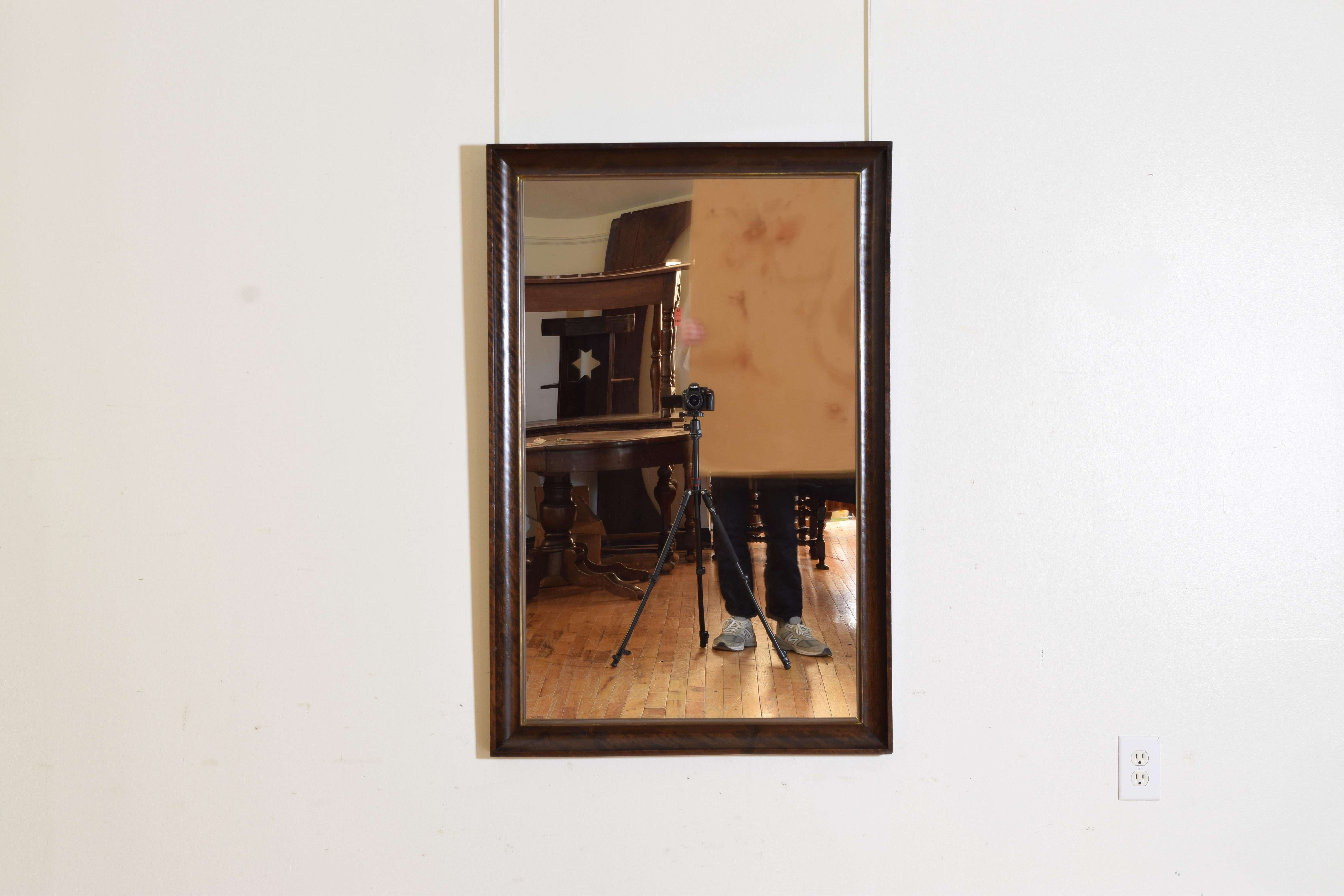 Vertikale Form mit handgemalter und lackierter Oberfläche, die die Maserung des Holzes nachahmt, Innenleiste aus Messing, moderne Spiegelplatte