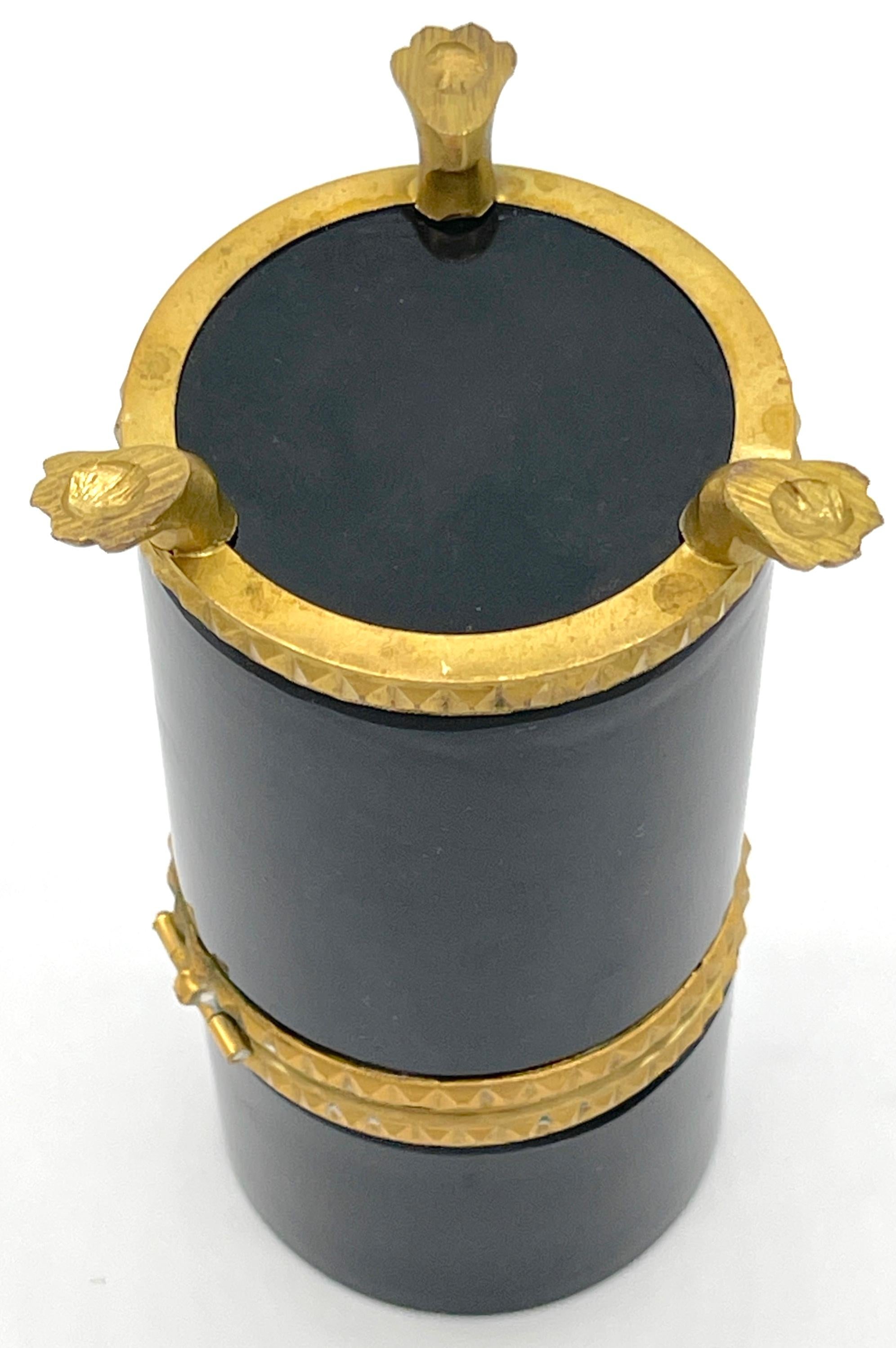 Italienische Neoklassik vergoldete Bronze montiert  Schwarzes Murano-Glas Große Zylinderbox im Angebot 1