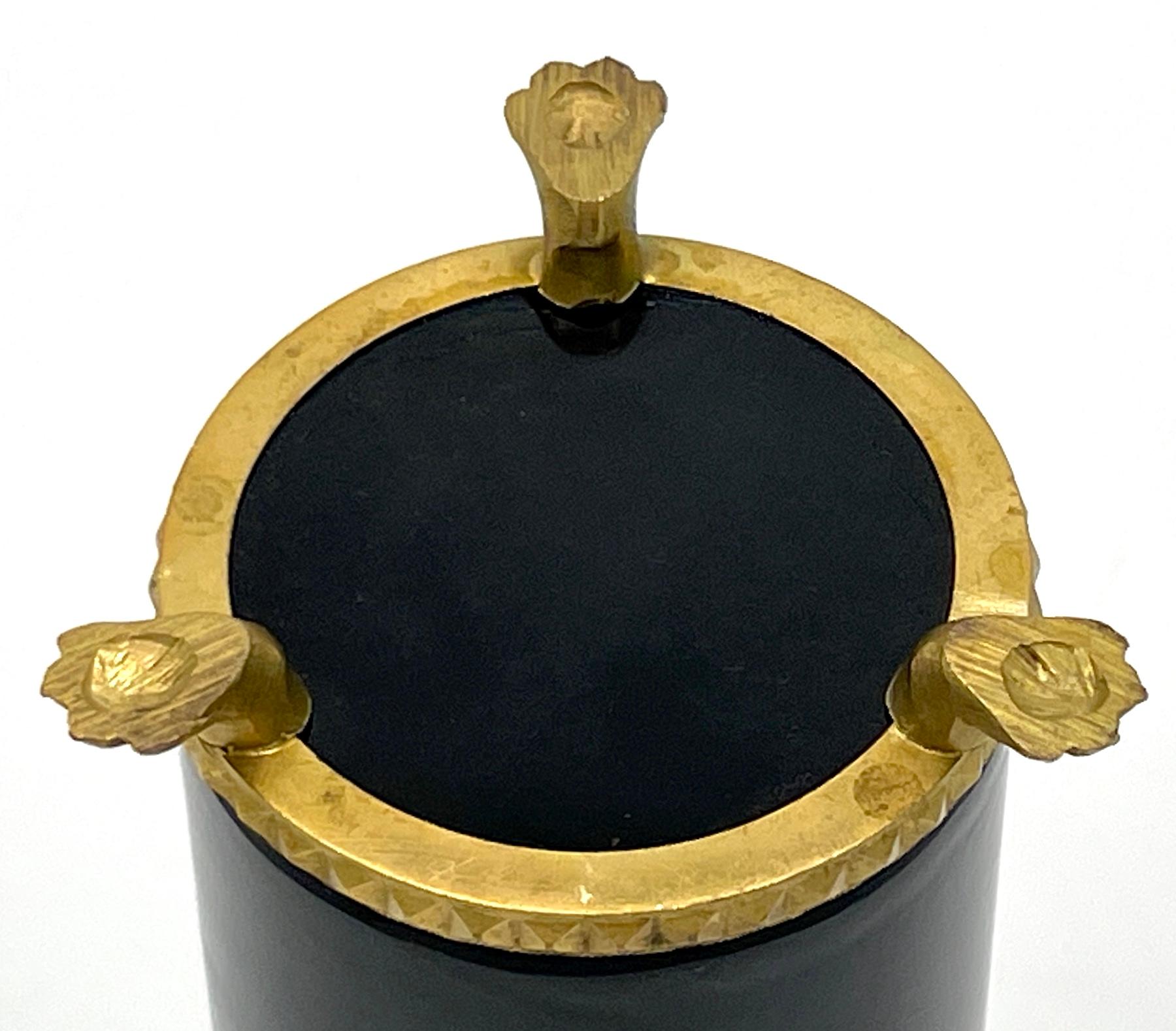 Italienische Neoklassik vergoldete Bronze montiert  Schwarzes Murano-Glas Große Zylinderbox im Angebot 3