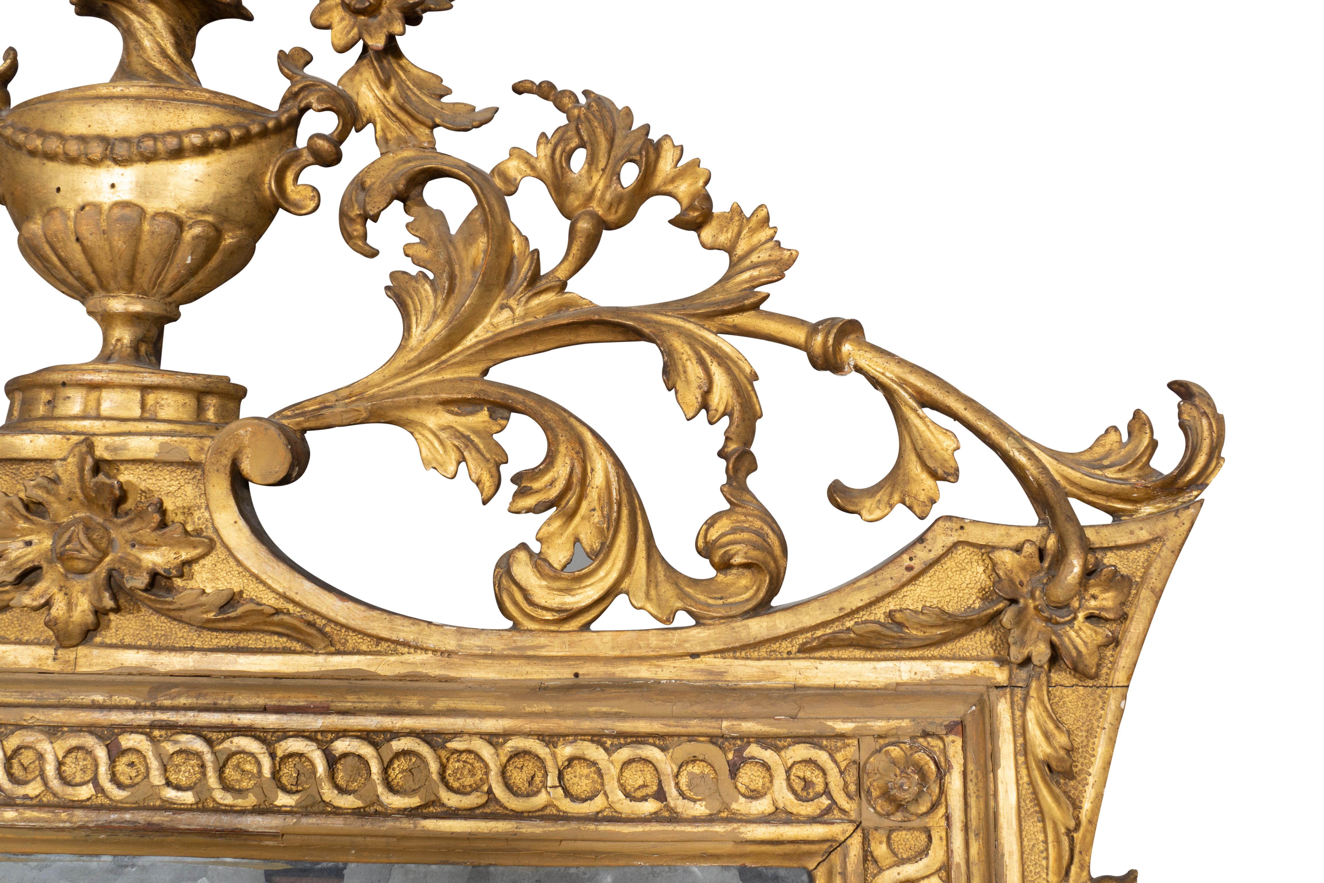 Italienischer neoklassischer Spiegel aus Giltwood im Angebot 7