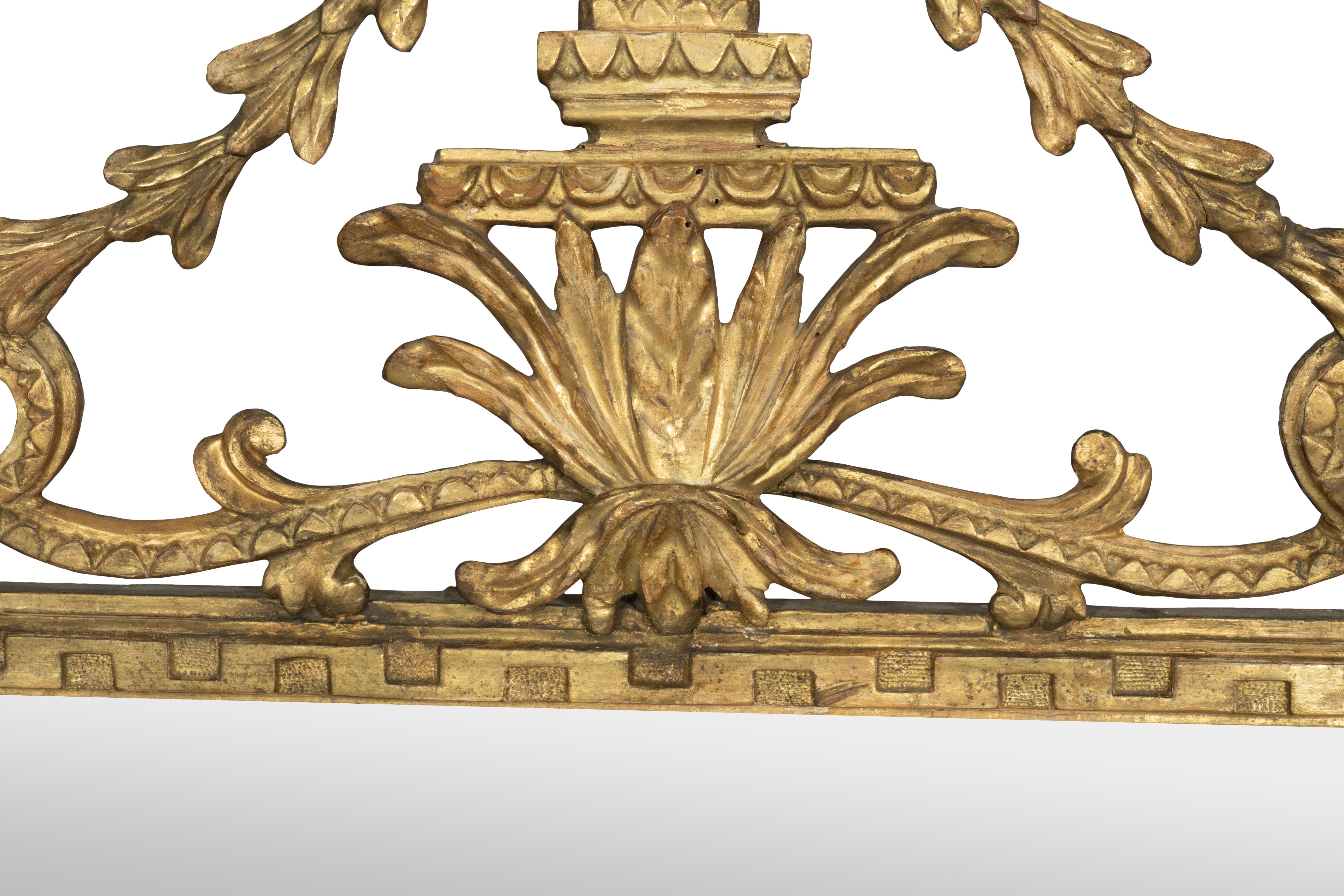 Legno dorato Specchio neoclassico italiano in legno dorato in vendita