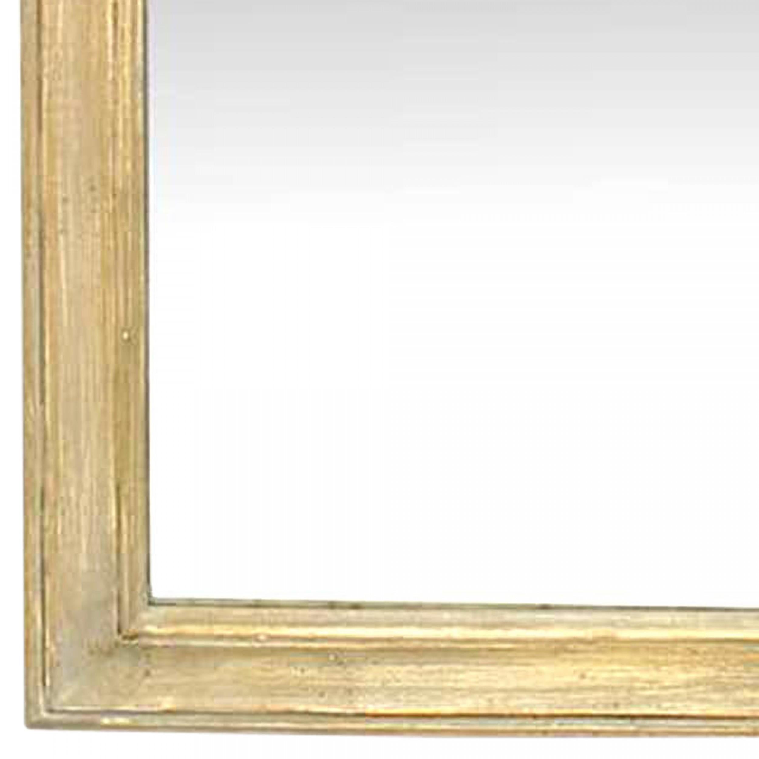 Specchietto in stile neoclassico italiano (XX secolo) dipinto di grigio con piano a urna e corona di ghiande e fiori.