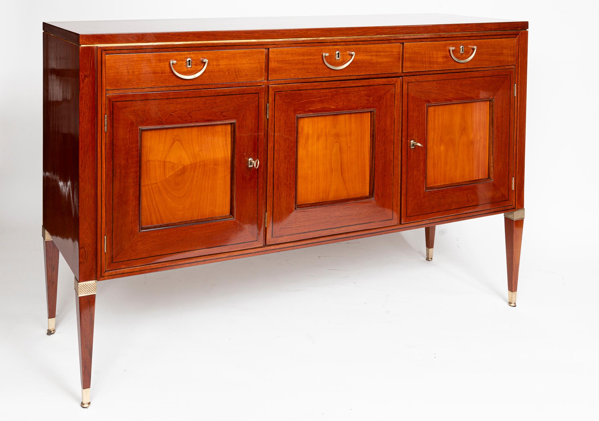 Buffet néoclassique italien en bois fruitier de Paolo Buffa pour Serafino Arrighi, 1950ca Bon état - En vente à Westport, CT