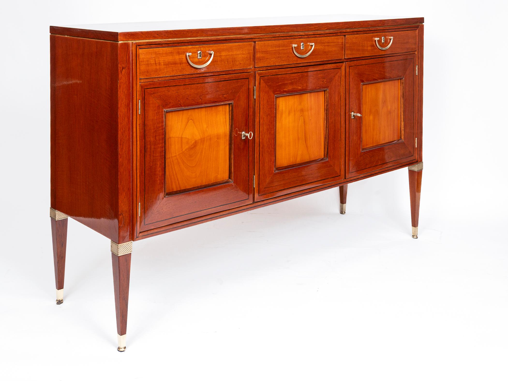 20ième siècle Buffet néoclassique italien en bois fruitier de Paolo Buffa pour Serafino Arrighi, 1950ca en vente