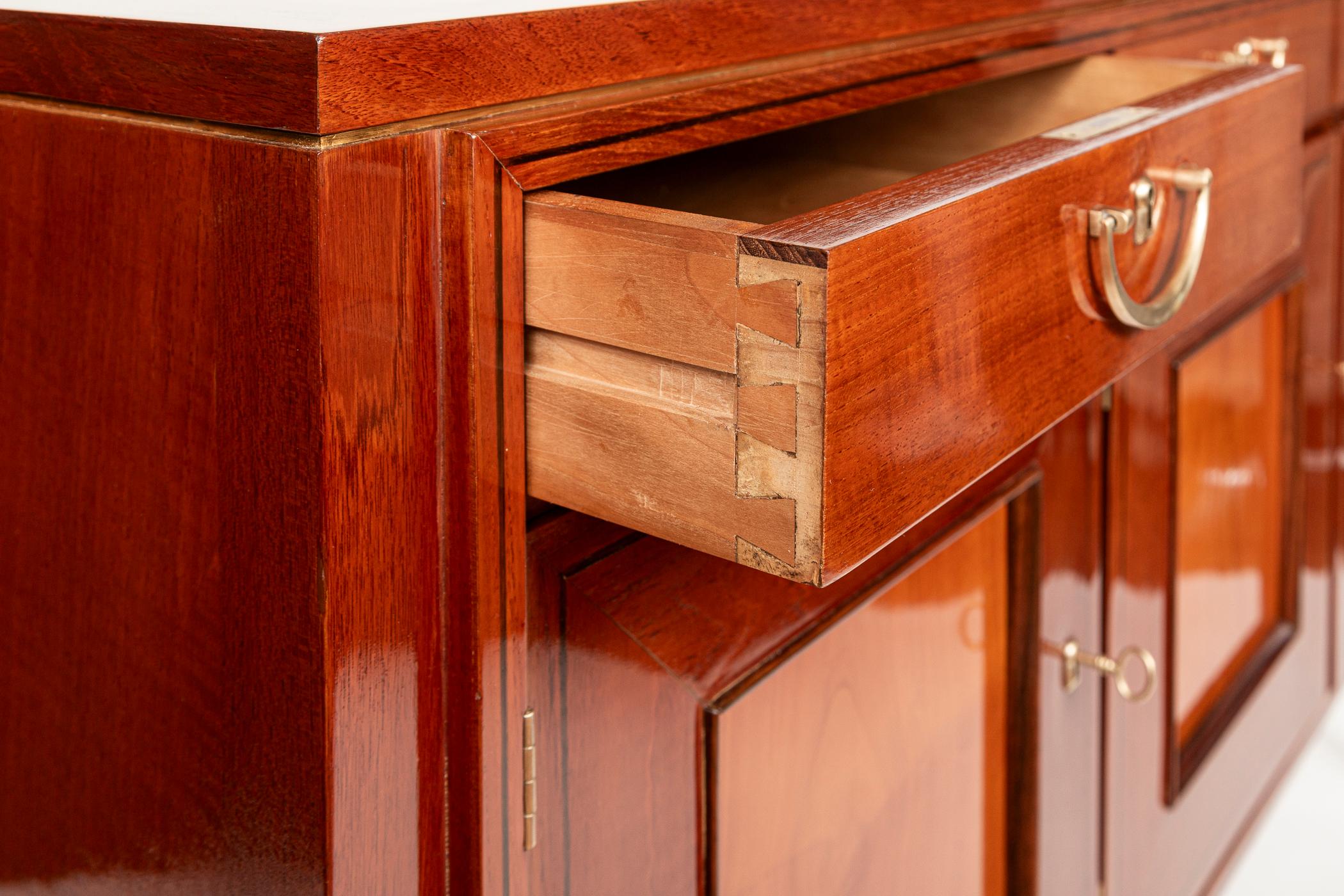 Buffet néoclassique italien en bois fruitier de Paolo Buffa pour Serafino Arrighi, 1950ca en vente 1