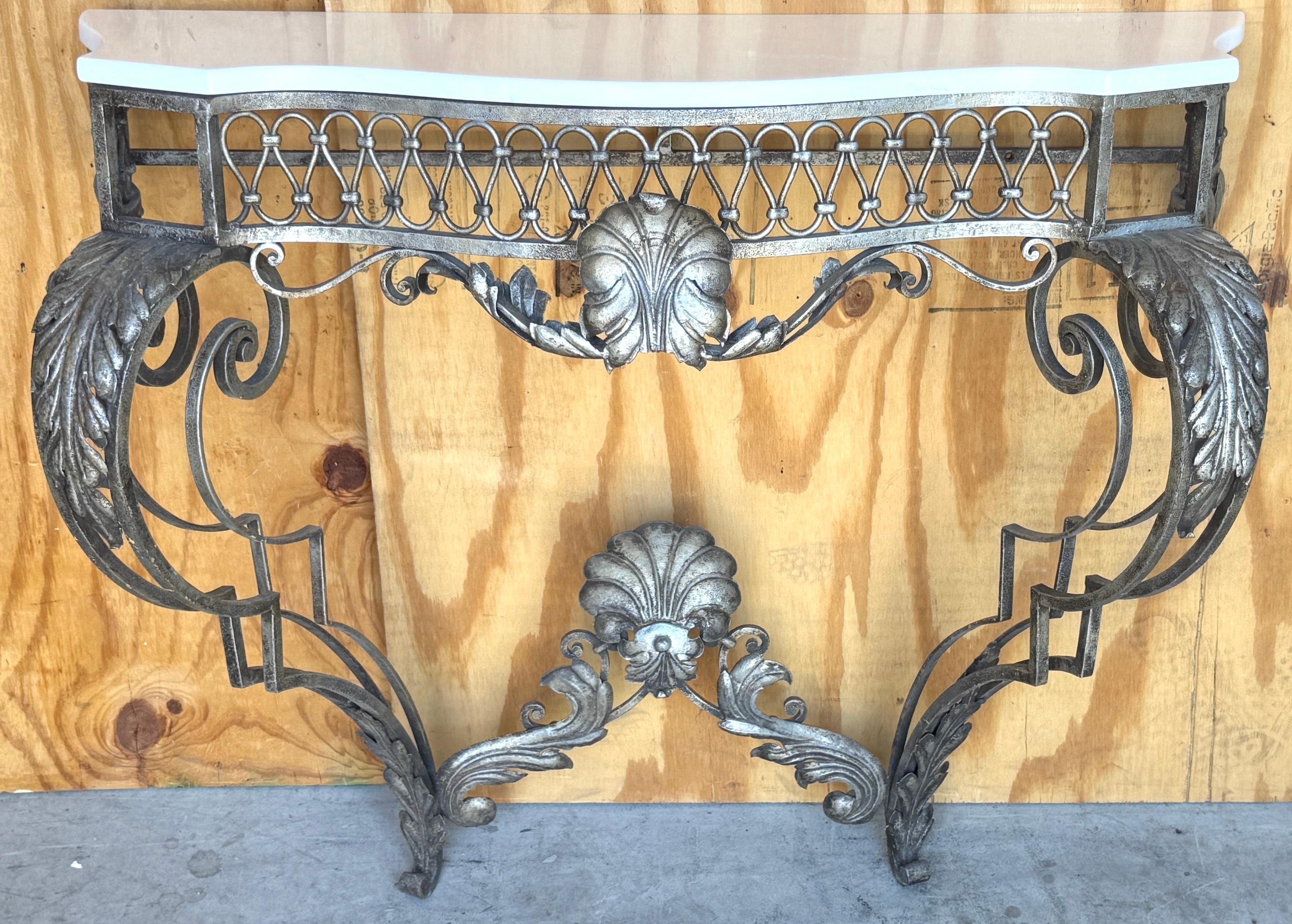 Consolle da parete neoclassica italiana in ferro battuto argentato e pietra bianca, Italia, anni '60 circa

Questa squisita consolle neoclassica italiana in ferro battuto argentato è una straordinaria miscela di eleganza e maestria. Con un'altezza