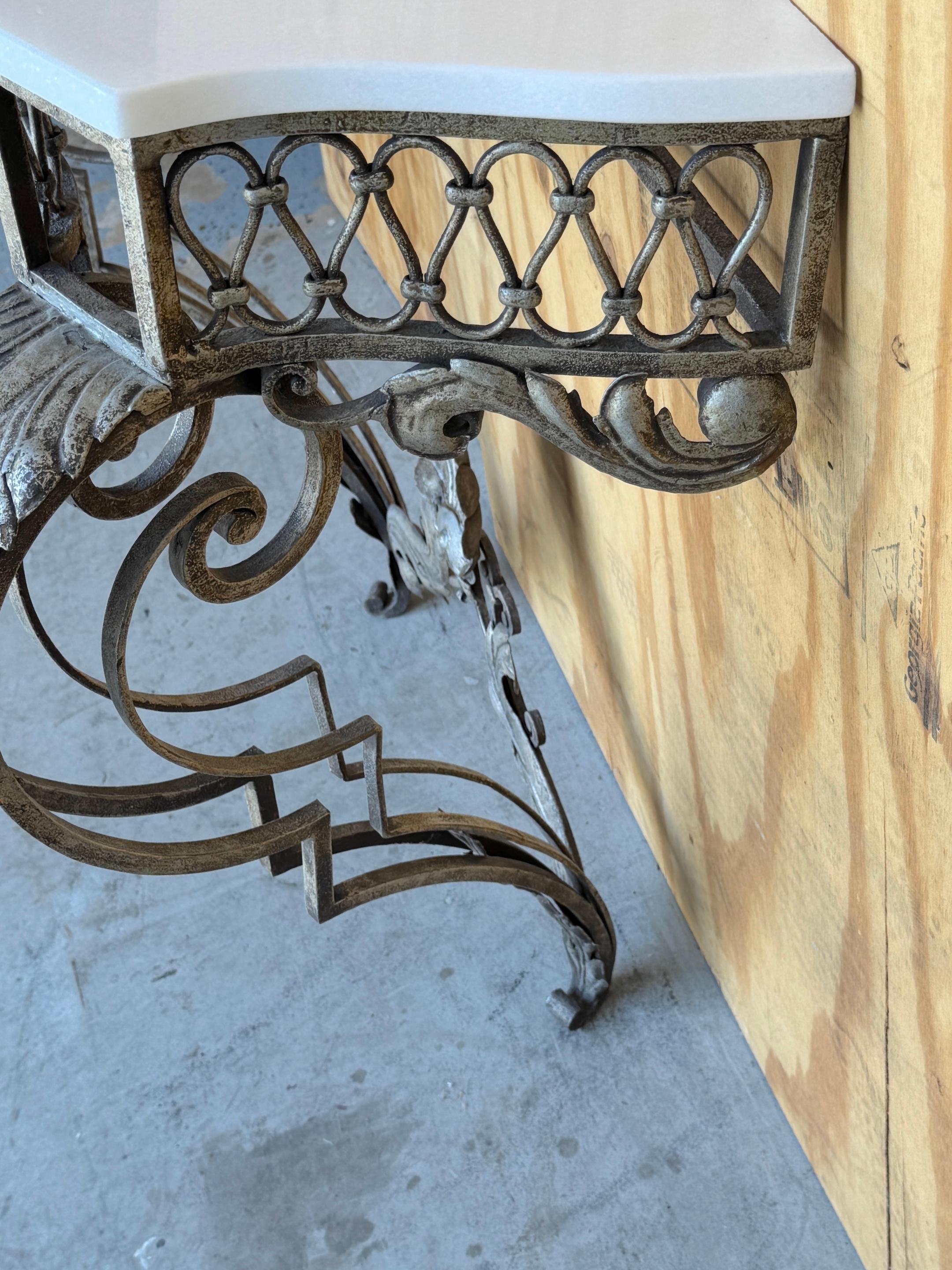 Consolle neoclassica italiana in ferro battuto argentato e pietra bianca montata a muro In condizioni buone in vendita a West Palm Beach, FL