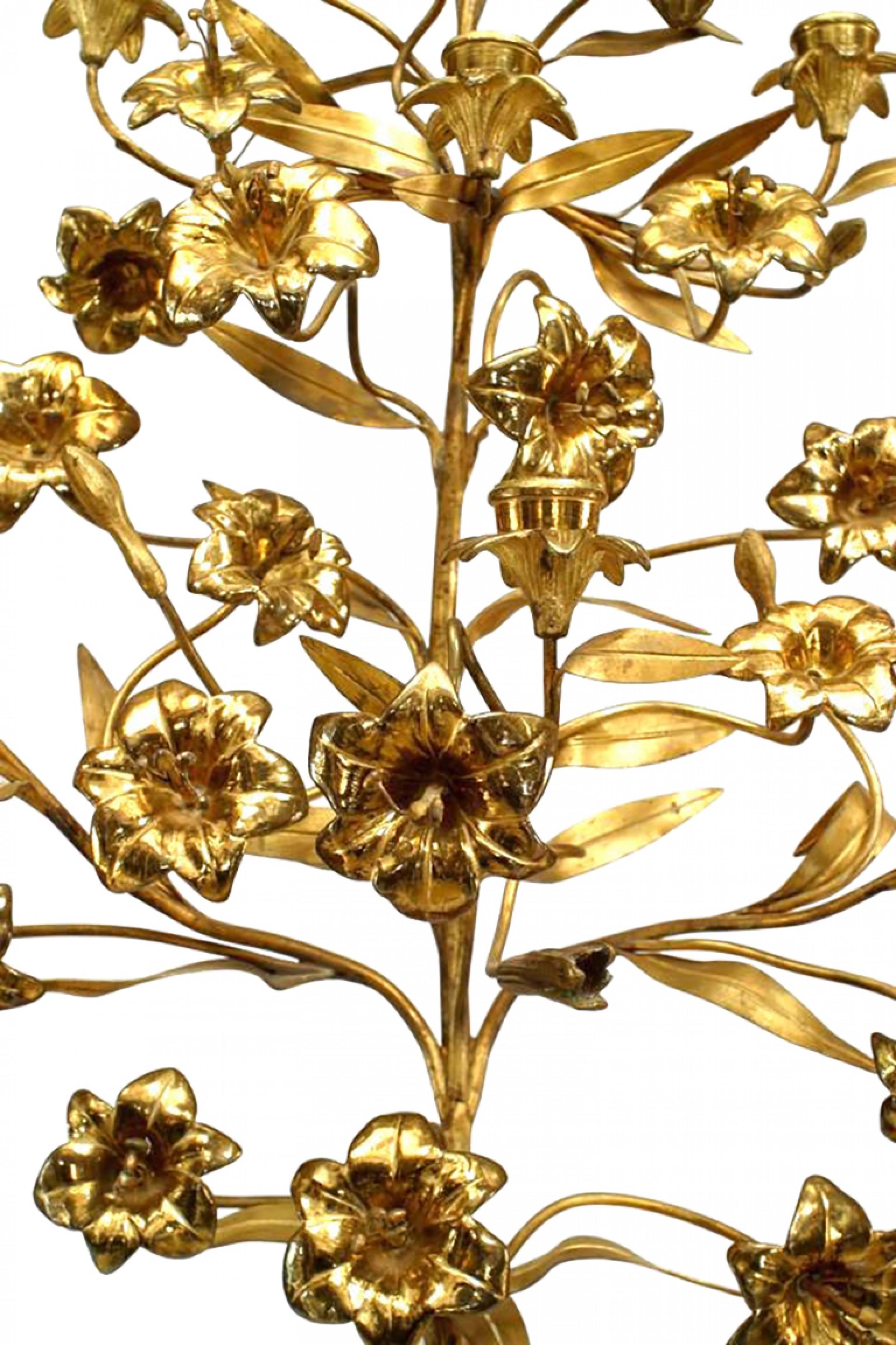 Candélabre italien de style néo classique (19/20ème siècle) en bronze doré à 6 lumières florales avec de multiples fleurs soutenues par une urne à poignées reposant sur une base carrée.