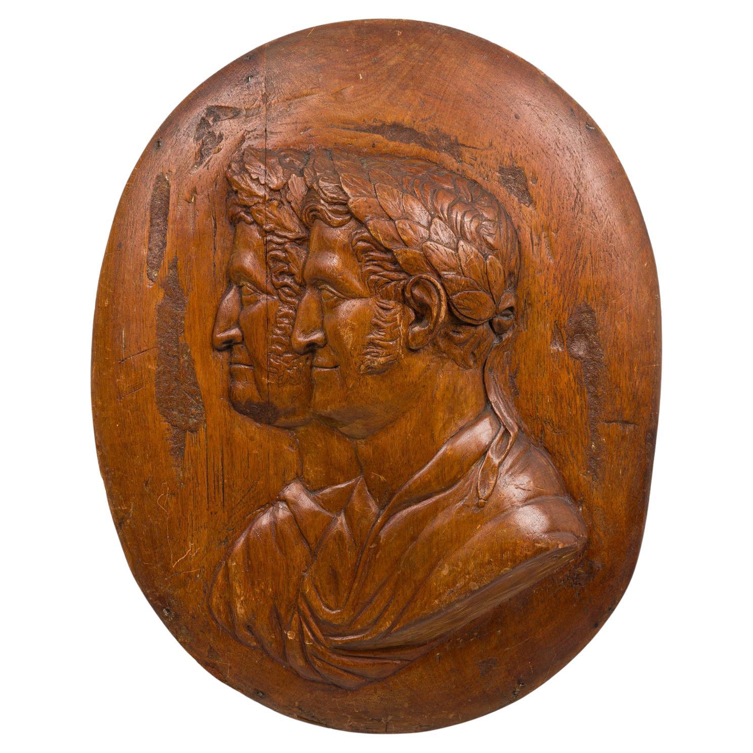 Plaque murale italienne de style néoclassique sculptée représentant deux hommes de profil