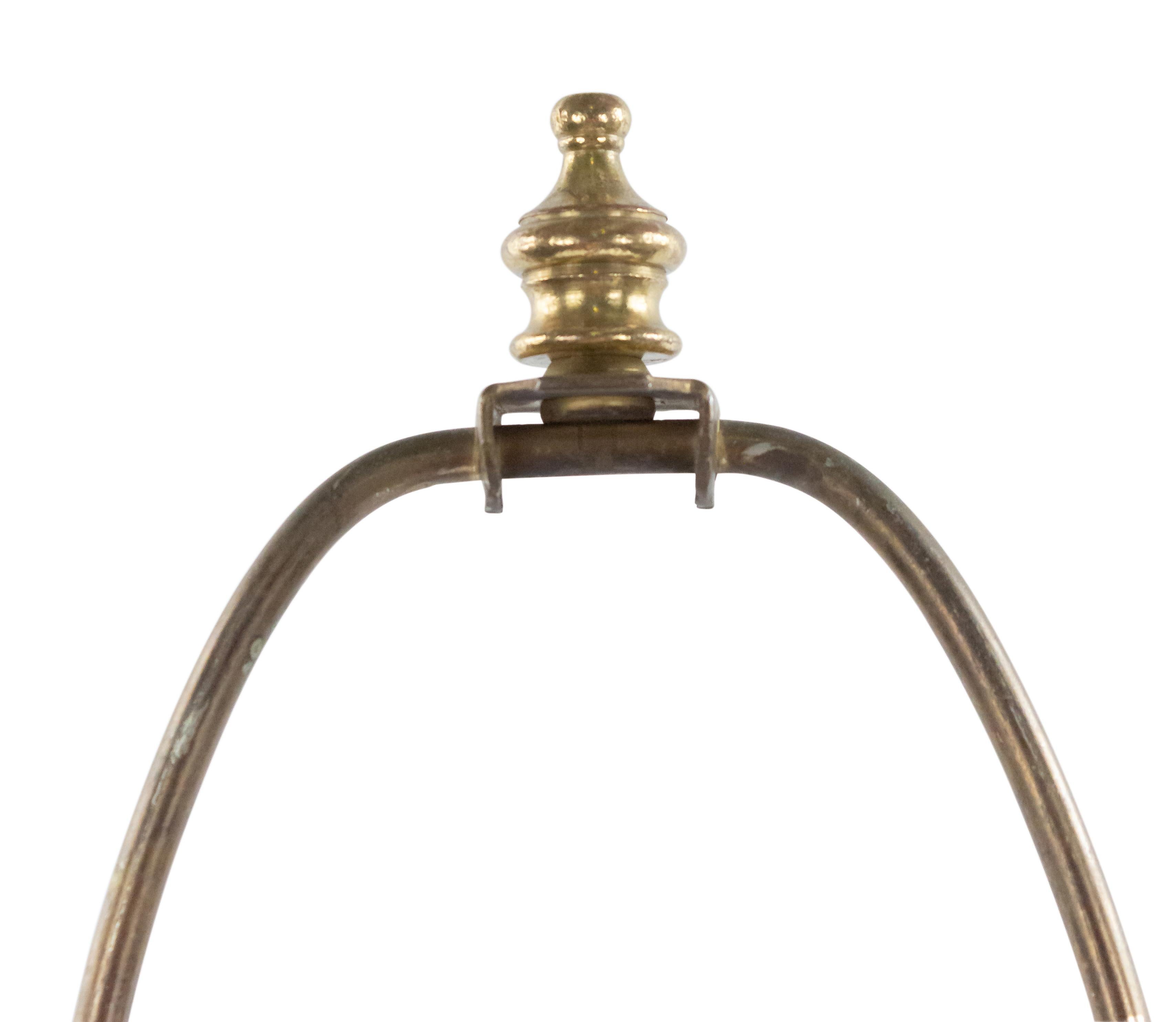 Paire de lampes italiennes néo-classiques (19e/20e siècle) en marbre brun avec une section centrale en forme d'urne en pierre Blue John reposant sur une base carrée (PRIX PAR PAIRE).
