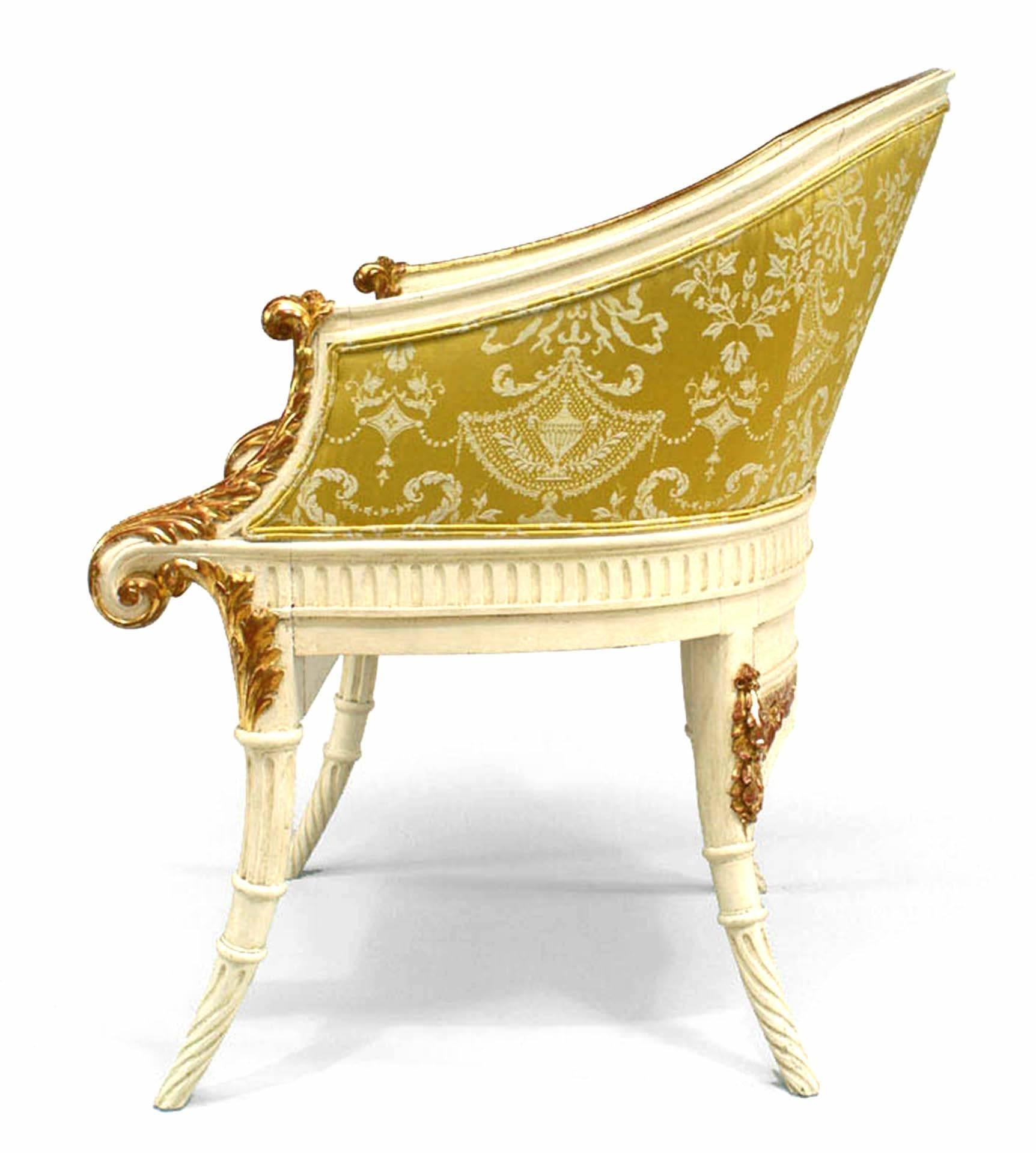 Italienischer geschnitzter Sessel im neoklassischen Stil, Weiß und Gold lackiert (Neoklassisch) im Angebot