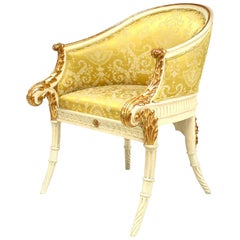 Fauteuil sculpté de style néoclassique italien peint en blanc et or