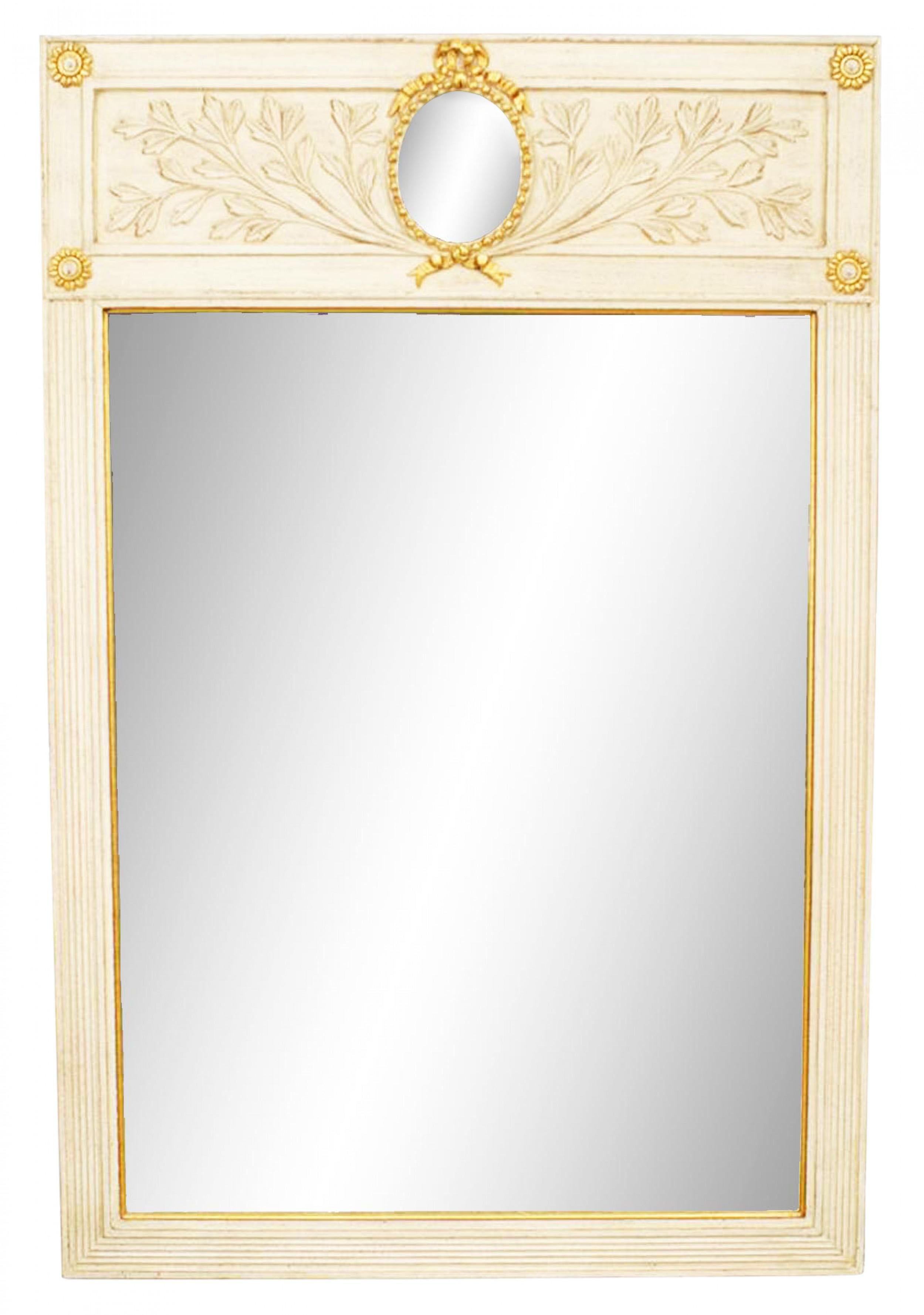 Specchio da parete rettangolare in stile neoclassico italiano (XX secolo), dipinto di bianco e con finiture dorate, con lati scanalati e una sezione superiore con disegni floreali intagliati e un piccolo specchio ovale incassato.