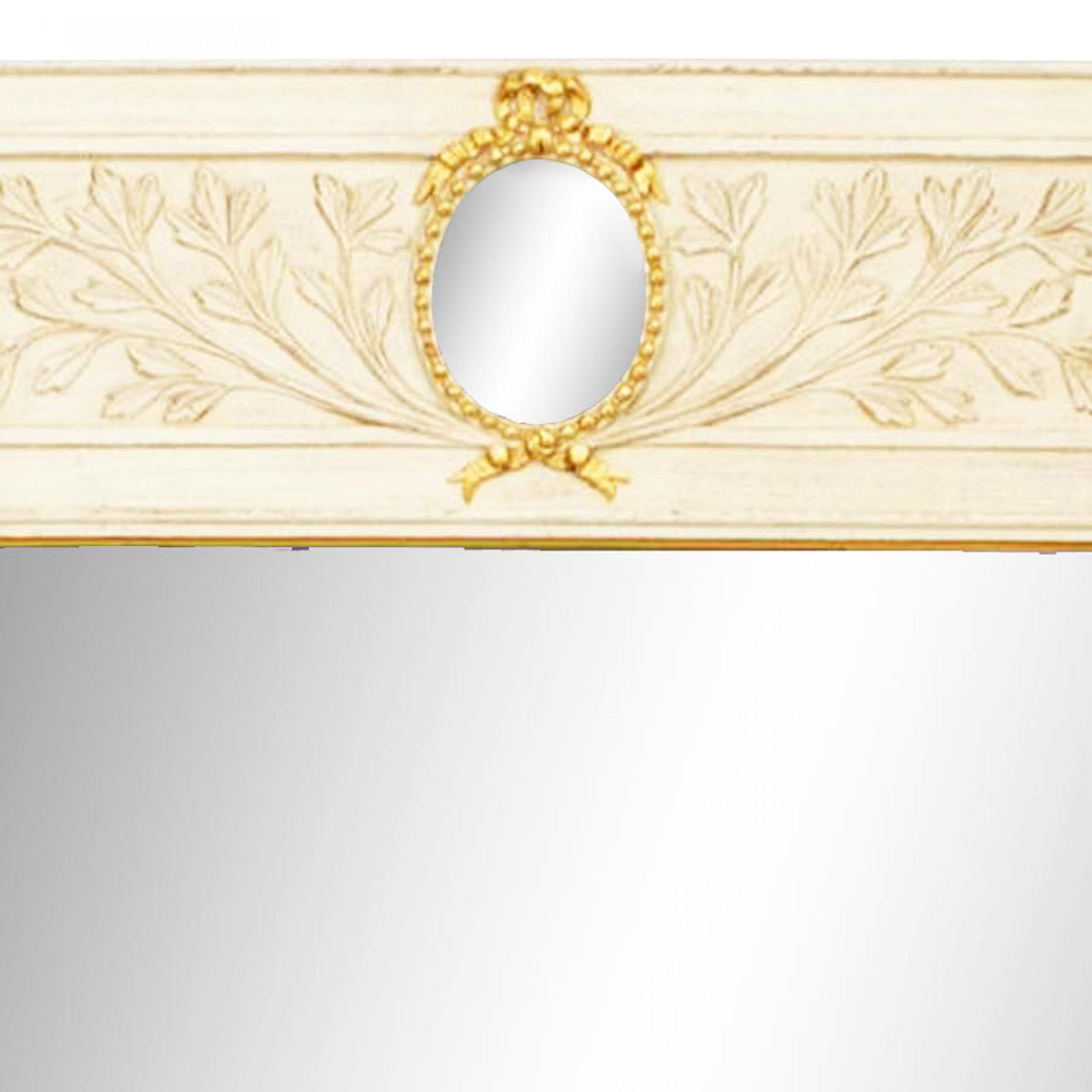 Neoclassico Specchio da parete in stile neoclassico italiano, dipinto di bianco e oro, con design floreale in vendita