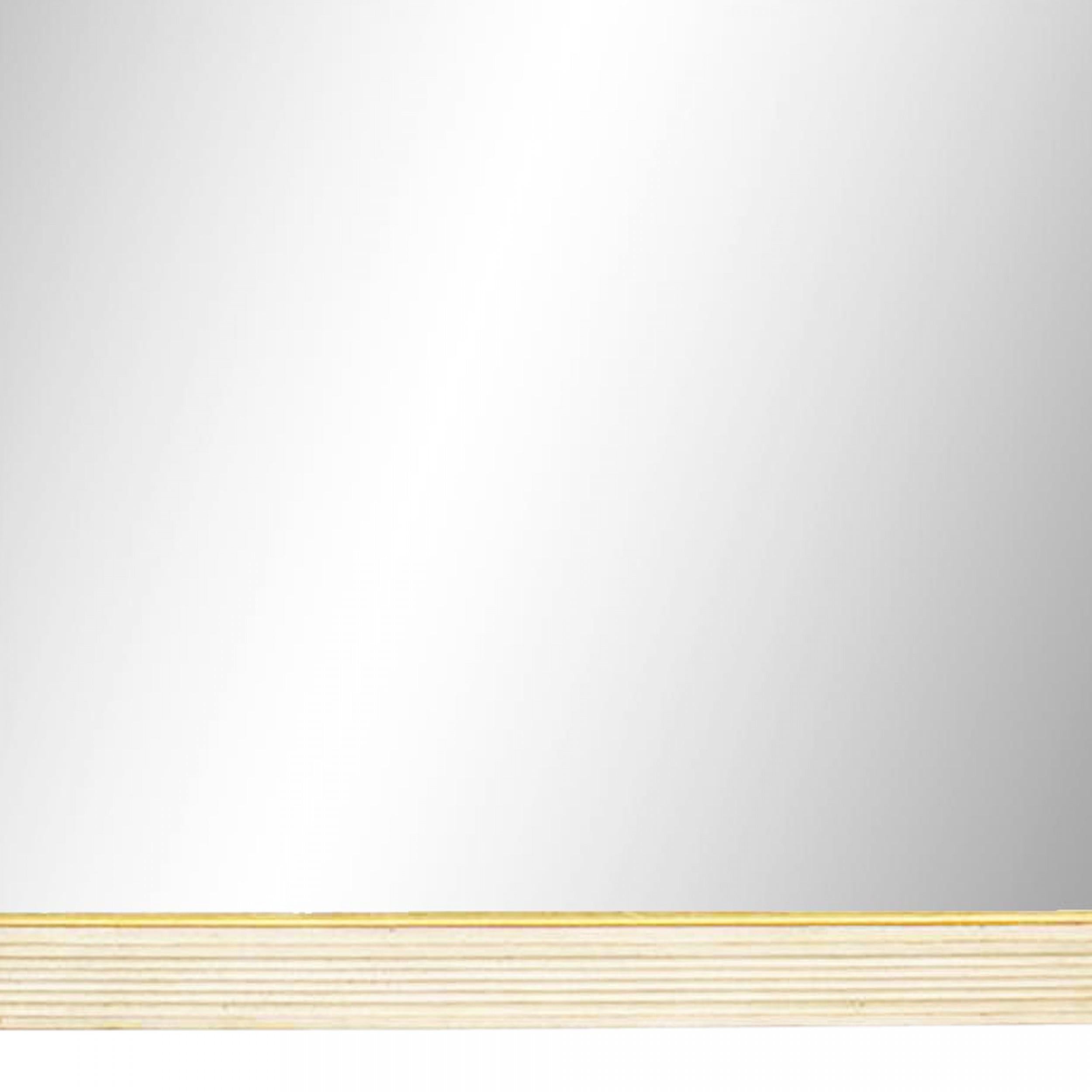 Italiano Specchio da parete in stile neoclassico italiano, dipinto di bianco e oro, con design floreale in vendita