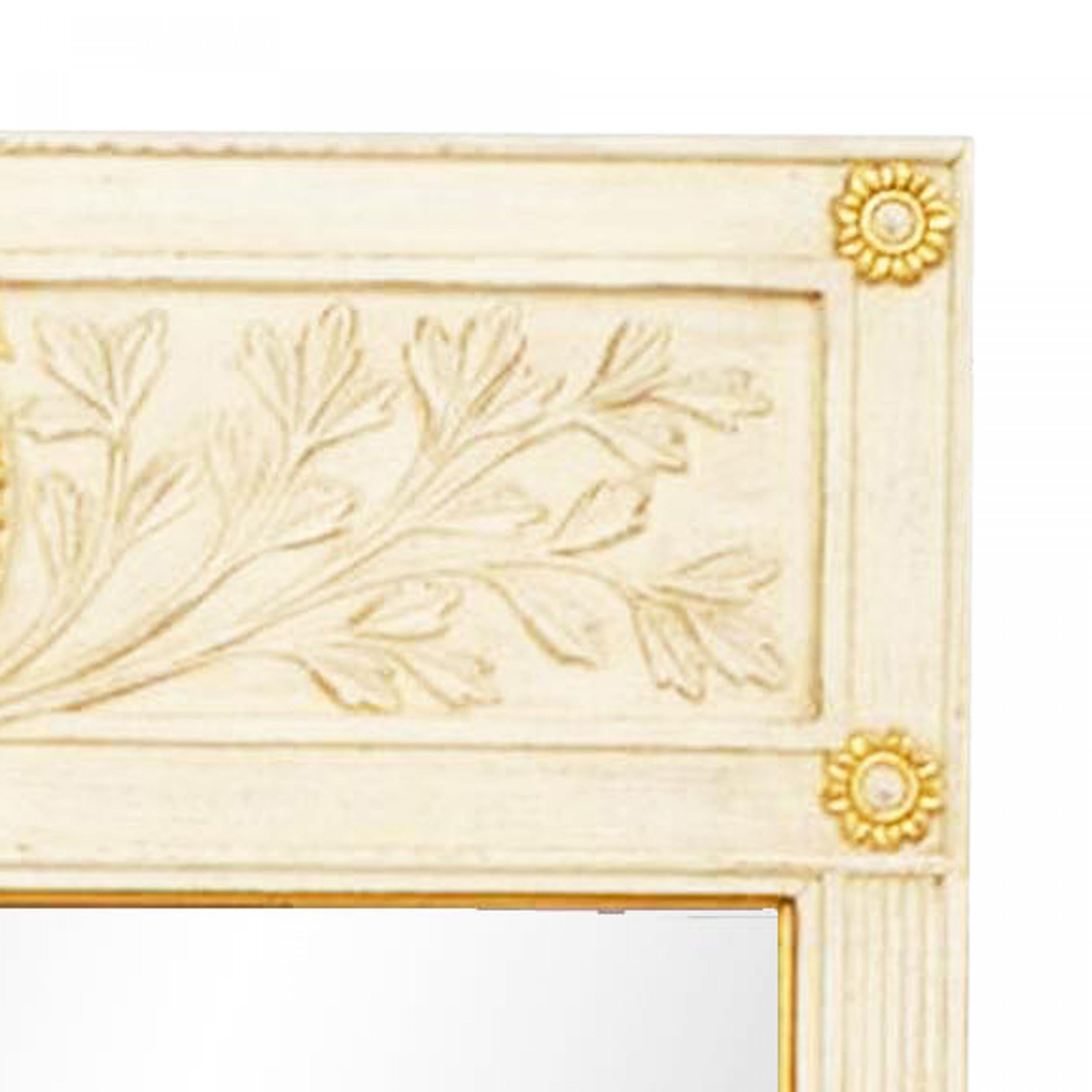 Intagliato a mano Specchio da parete in stile neoclassico italiano, dipinto di bianco e oro, con design floreale in vendita