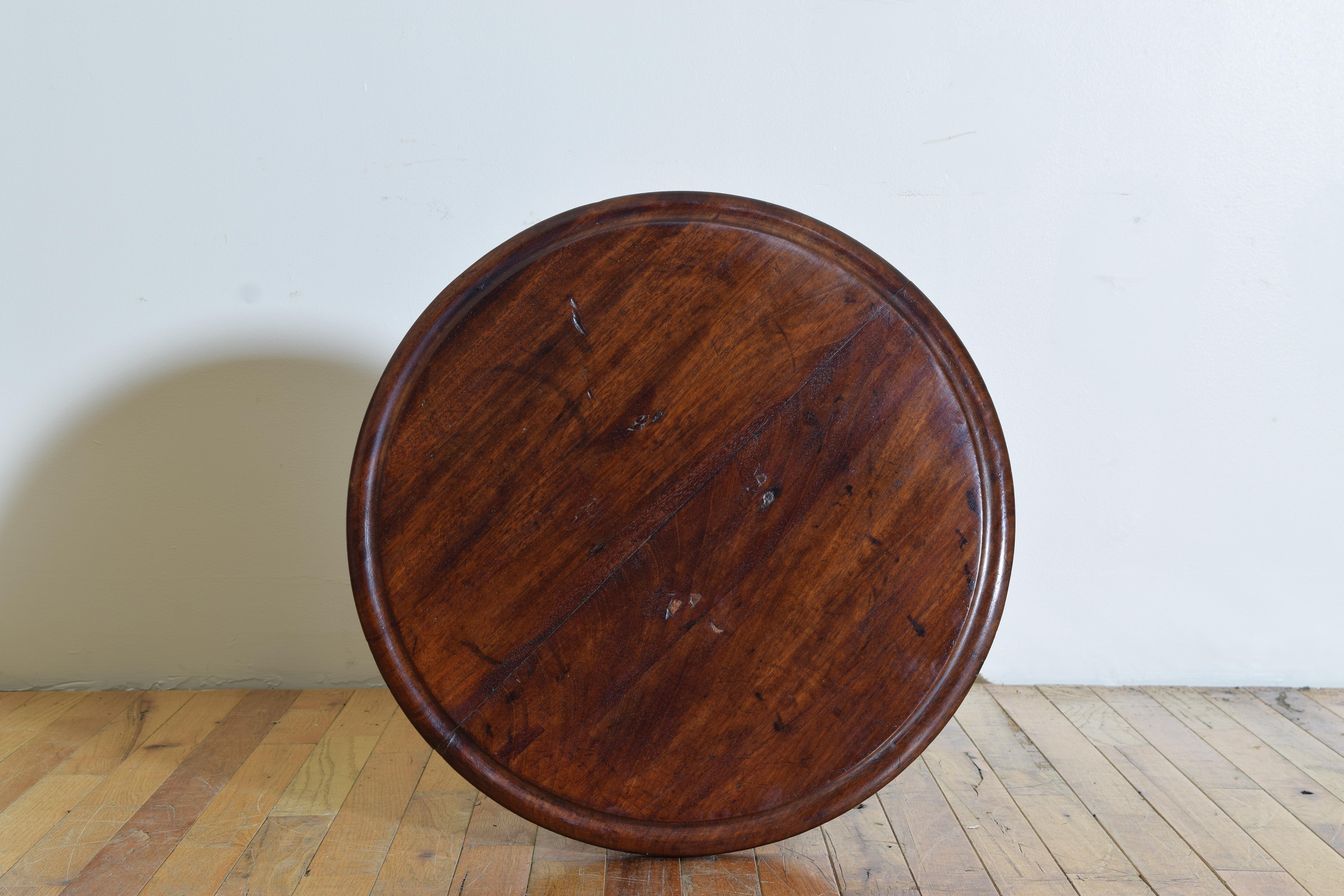 Italian Neoclassic Turned and Shaped Walnut Circular Table, ca. 1835 For Sale 2
