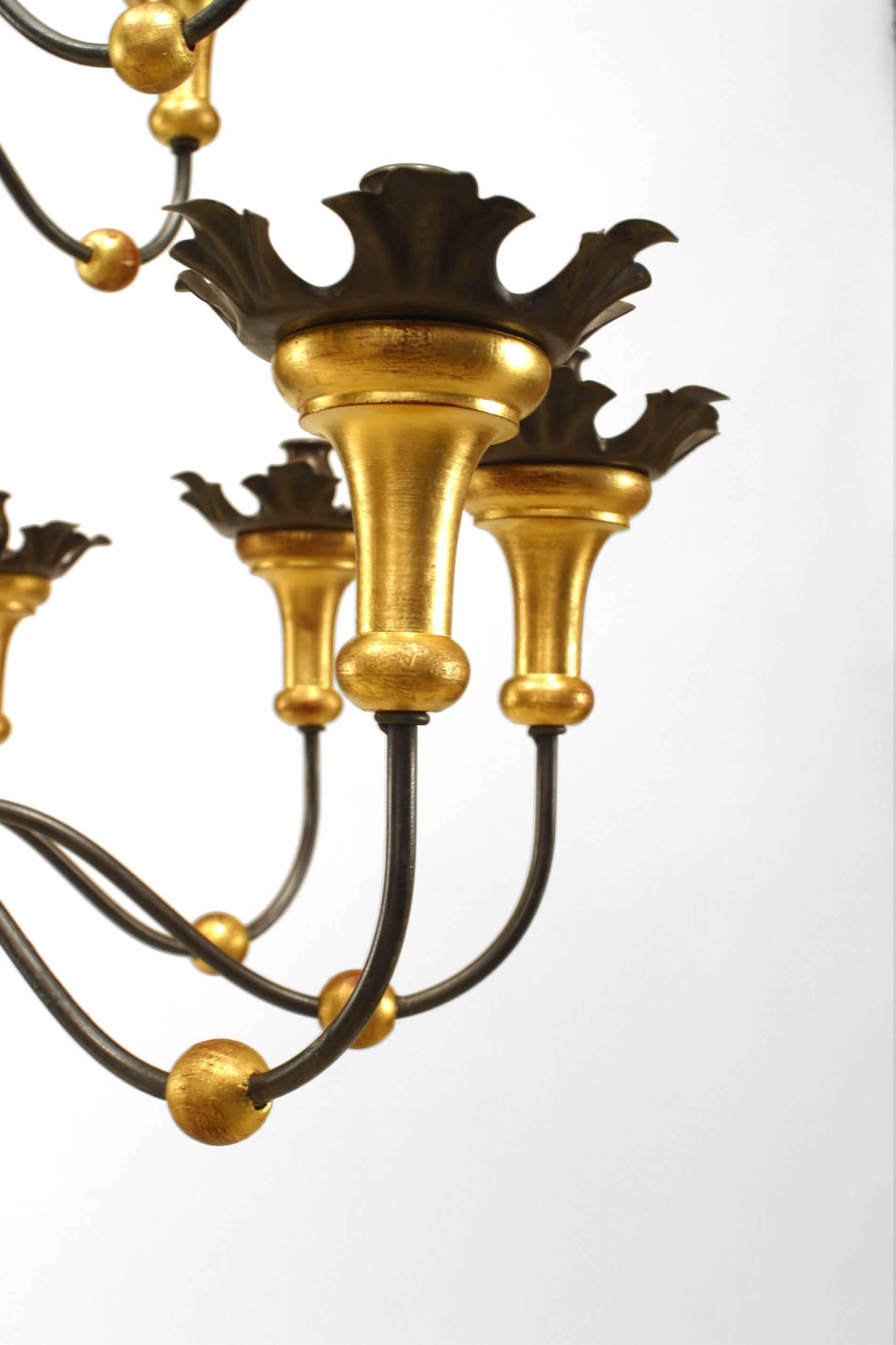 Lustre italien néoclassique de style toscan (20e siècle) en bois doré et fer à 14 bras.
