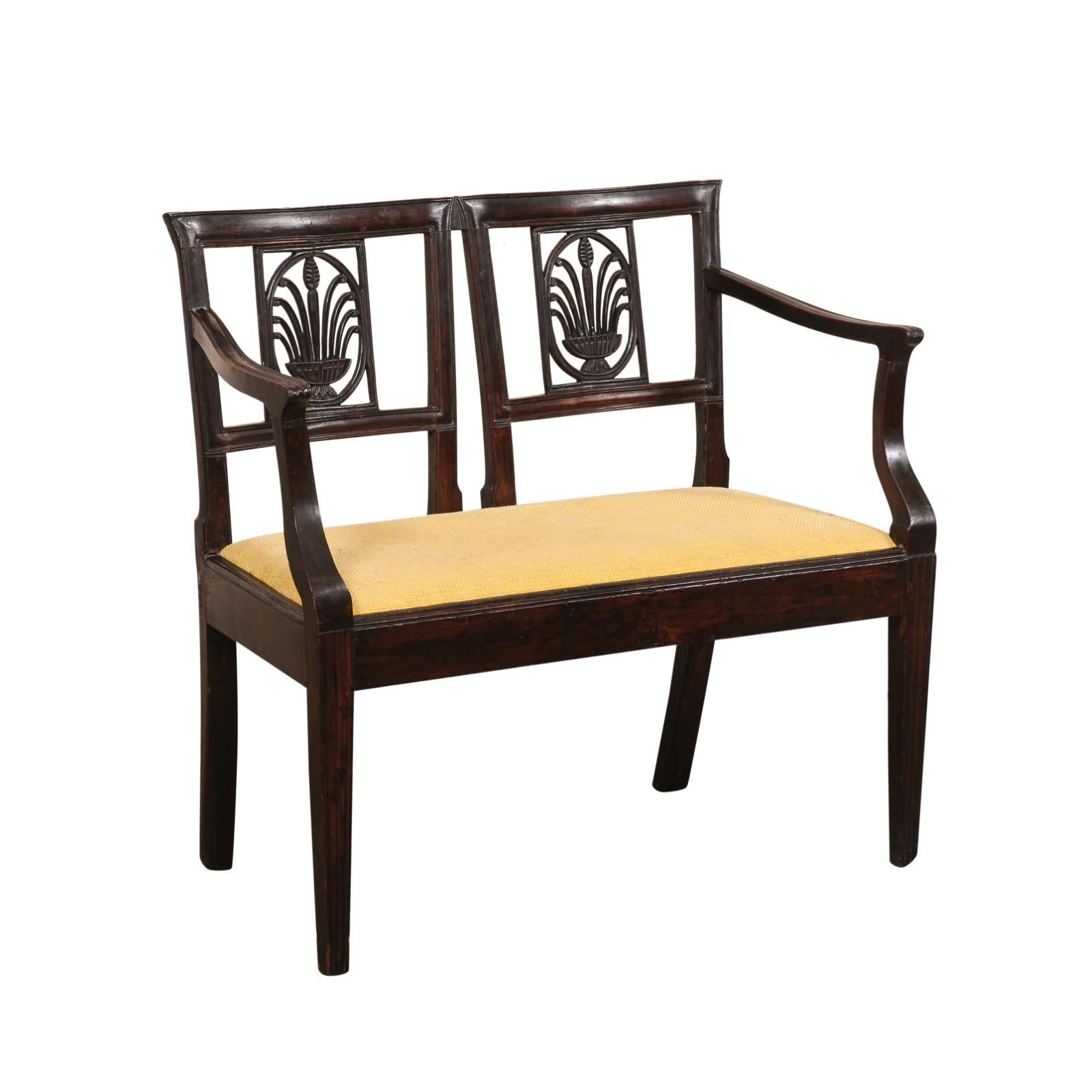 Ein italienisches geschnitztes Holzsofa mit zwei Stühlen an der Rückenlehne aus der Zeit zwischen dem 18. und 19. Dieses antike Tête-à-tête (Liegesofa) aus Italien zeichnet sich durch eine gerade obere Schiene entlang der Rückenlehne aus, die über