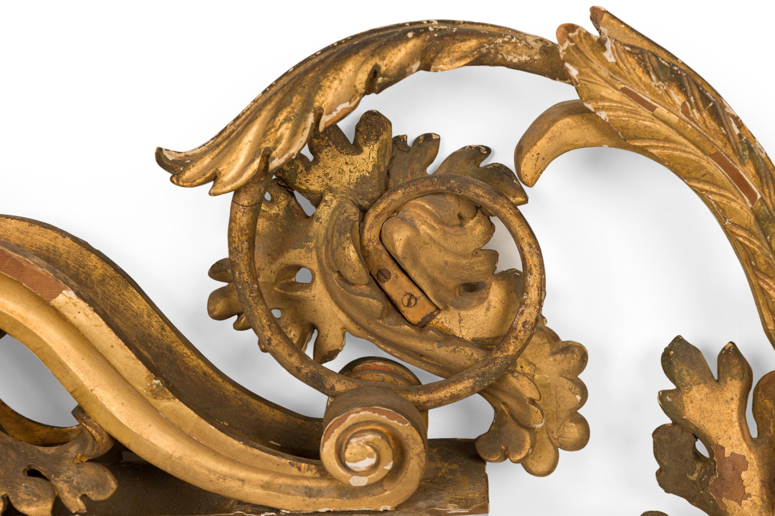 Italienische neoklassische Wandtafel mit vergoldeter Urne im Angebot 4