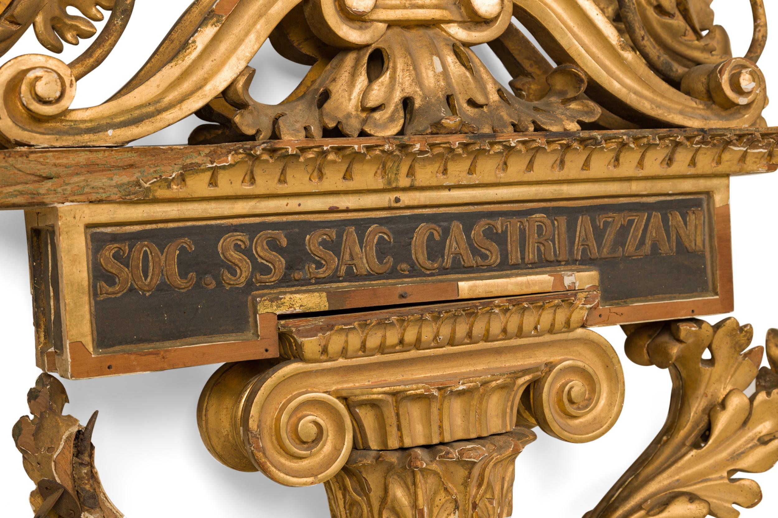 Italienische neoklassische Wandtafel mit vergoldeter Urne (Vergoldet) im Angebot