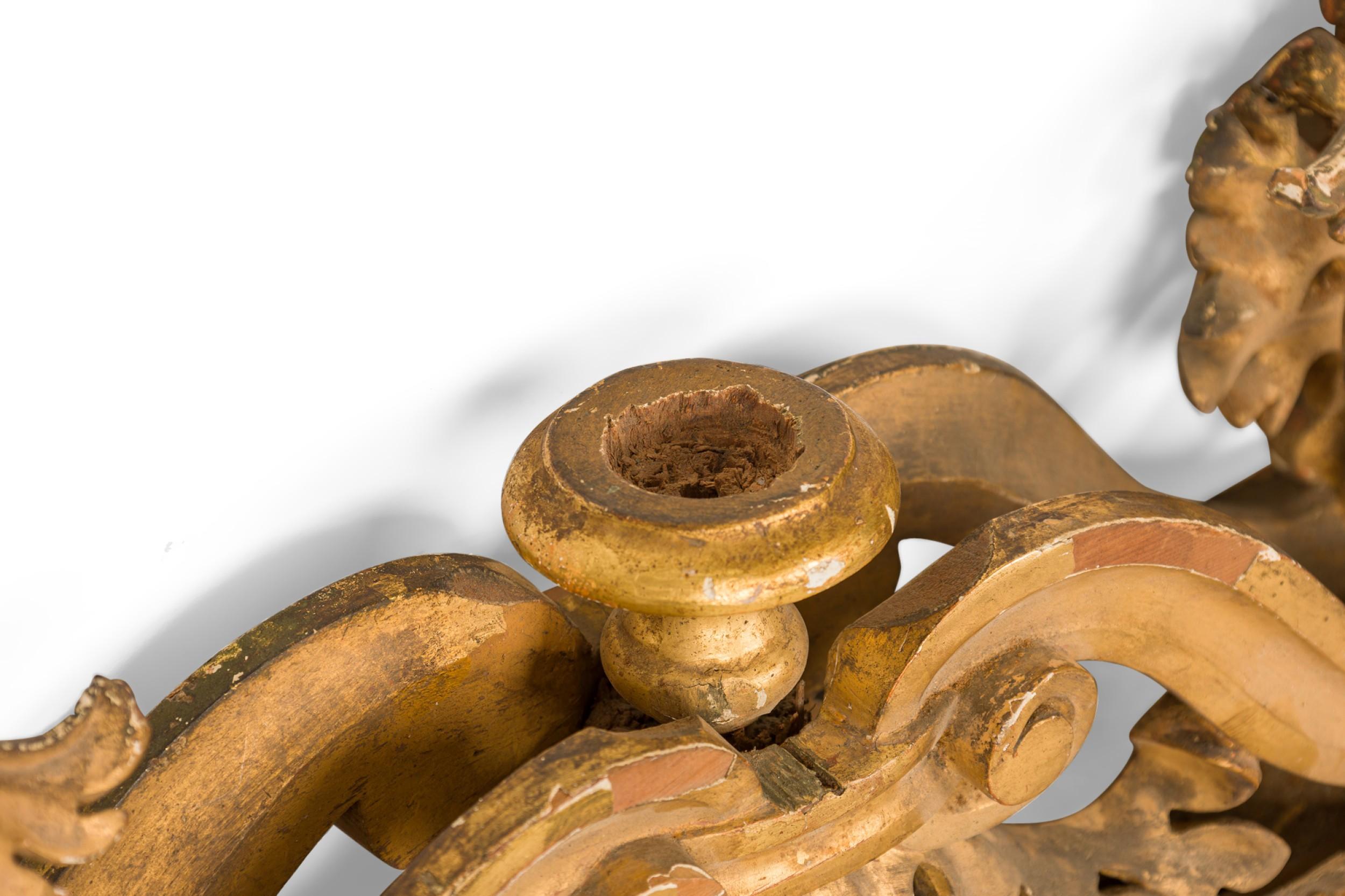 Italienische neoklassische Wandtafel mit vergoldeter Urne im Zustand „Gut“ im Angebot in New York, NY