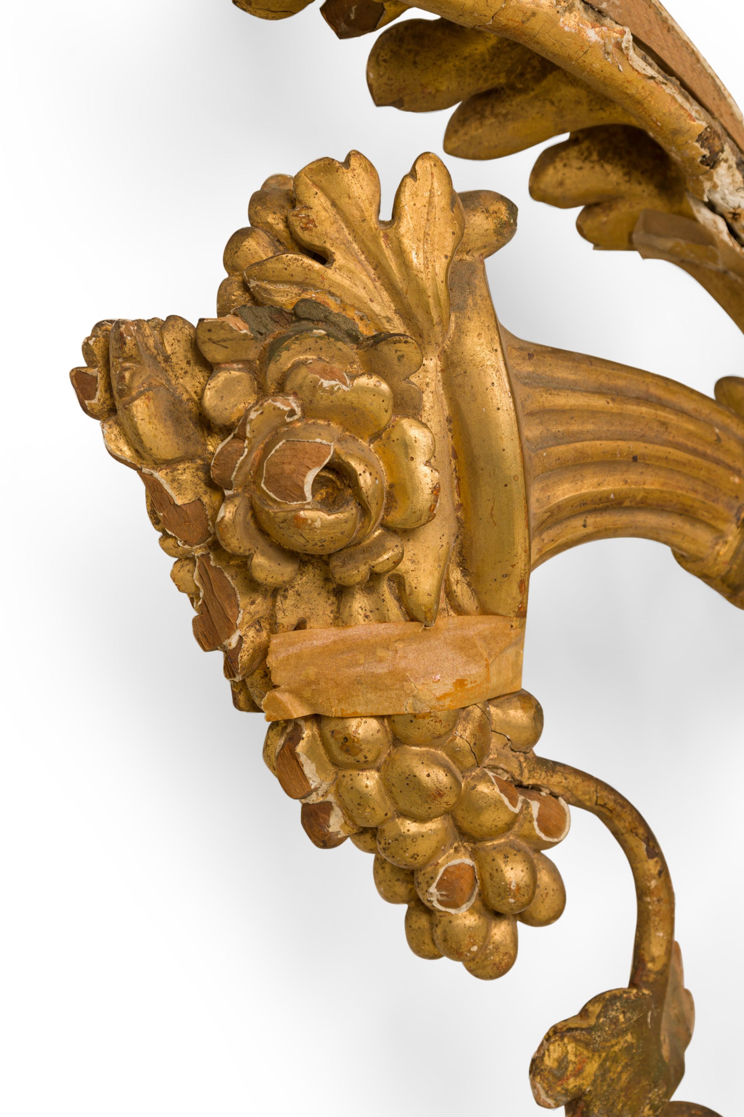 Italienische neoklassische Wandtafel mit vergoldeter Urne im Angebot 1