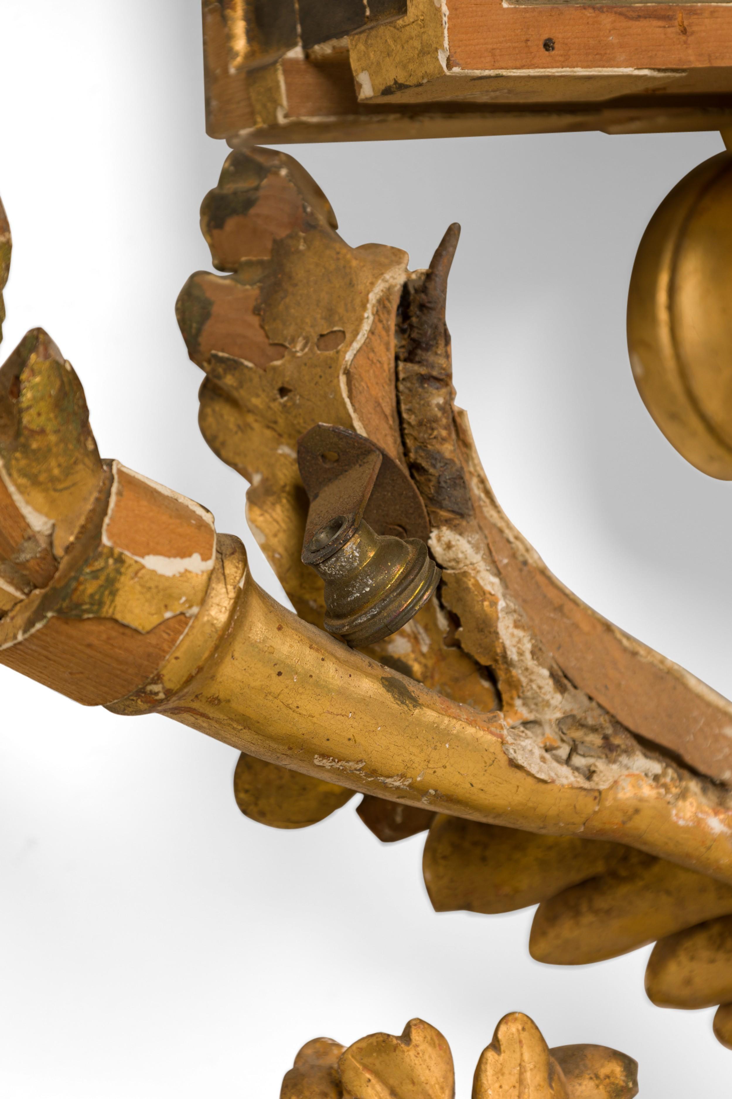 Legno dorato Placca da parete neoclassica italiana con urna dorata in vendita