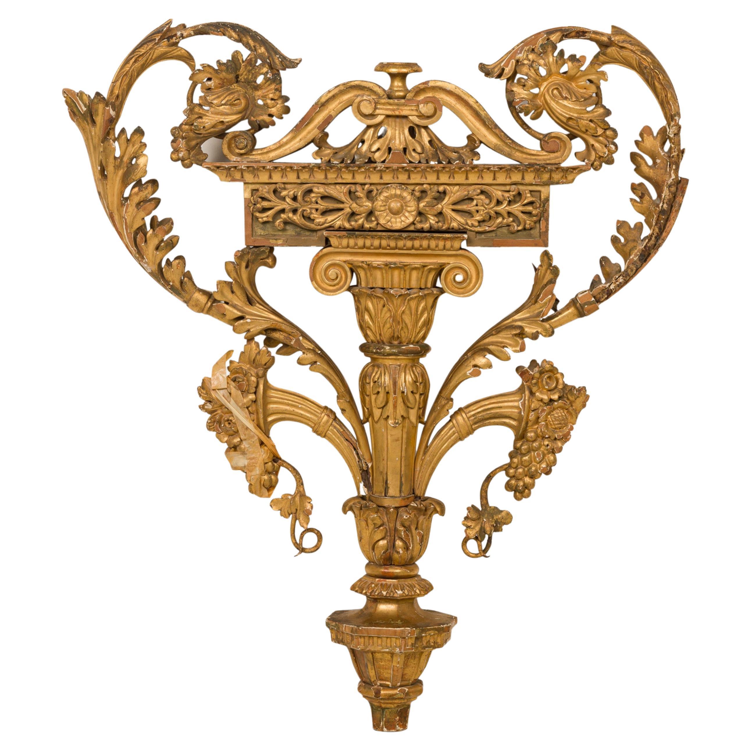 Plaque murale italienne néoclassique en forme d'urne dorée