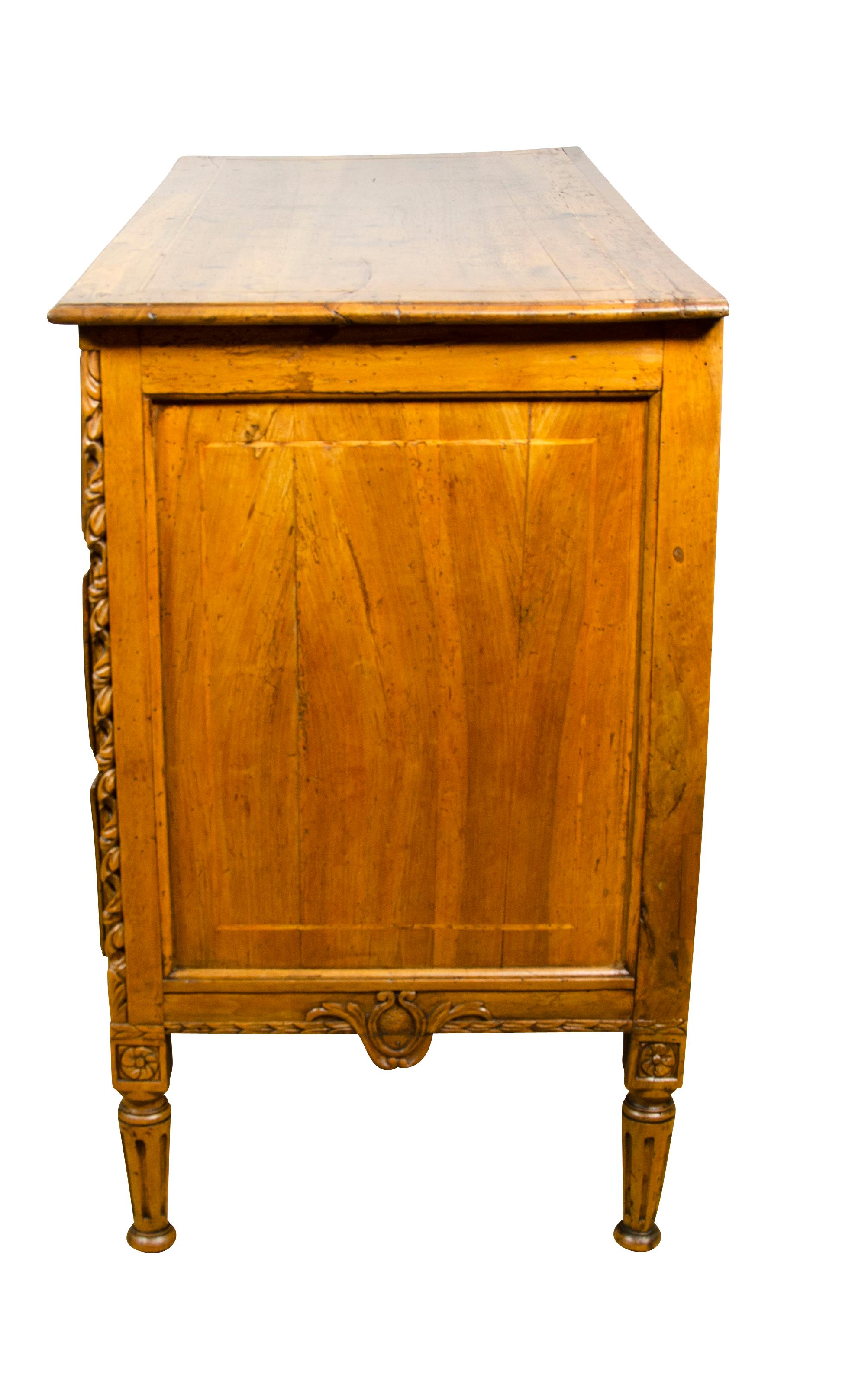 Néoclassique Commode italienne néoclassique en noyer en vente