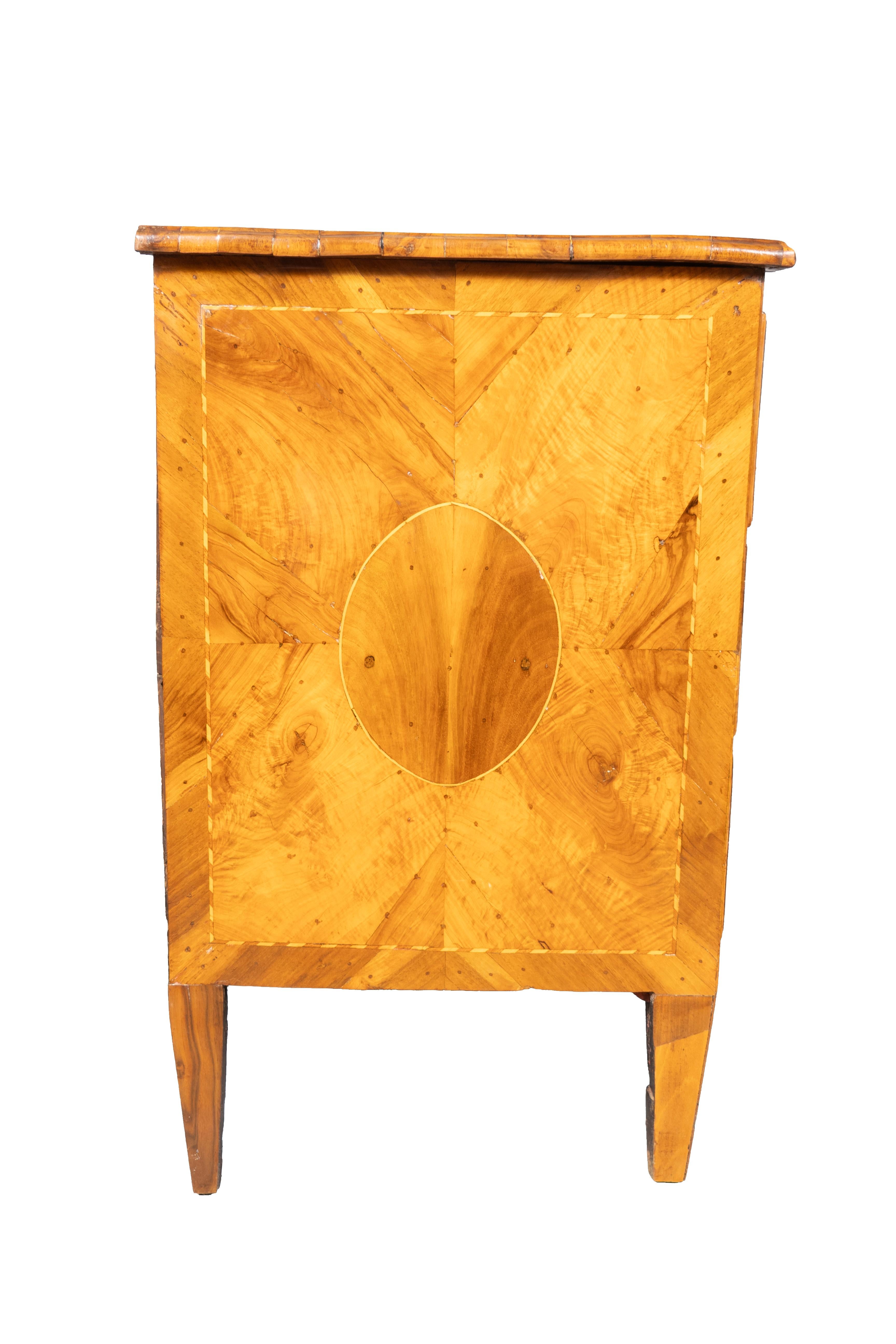Néoclassique Commode italienne néoclassique en noyer en vente