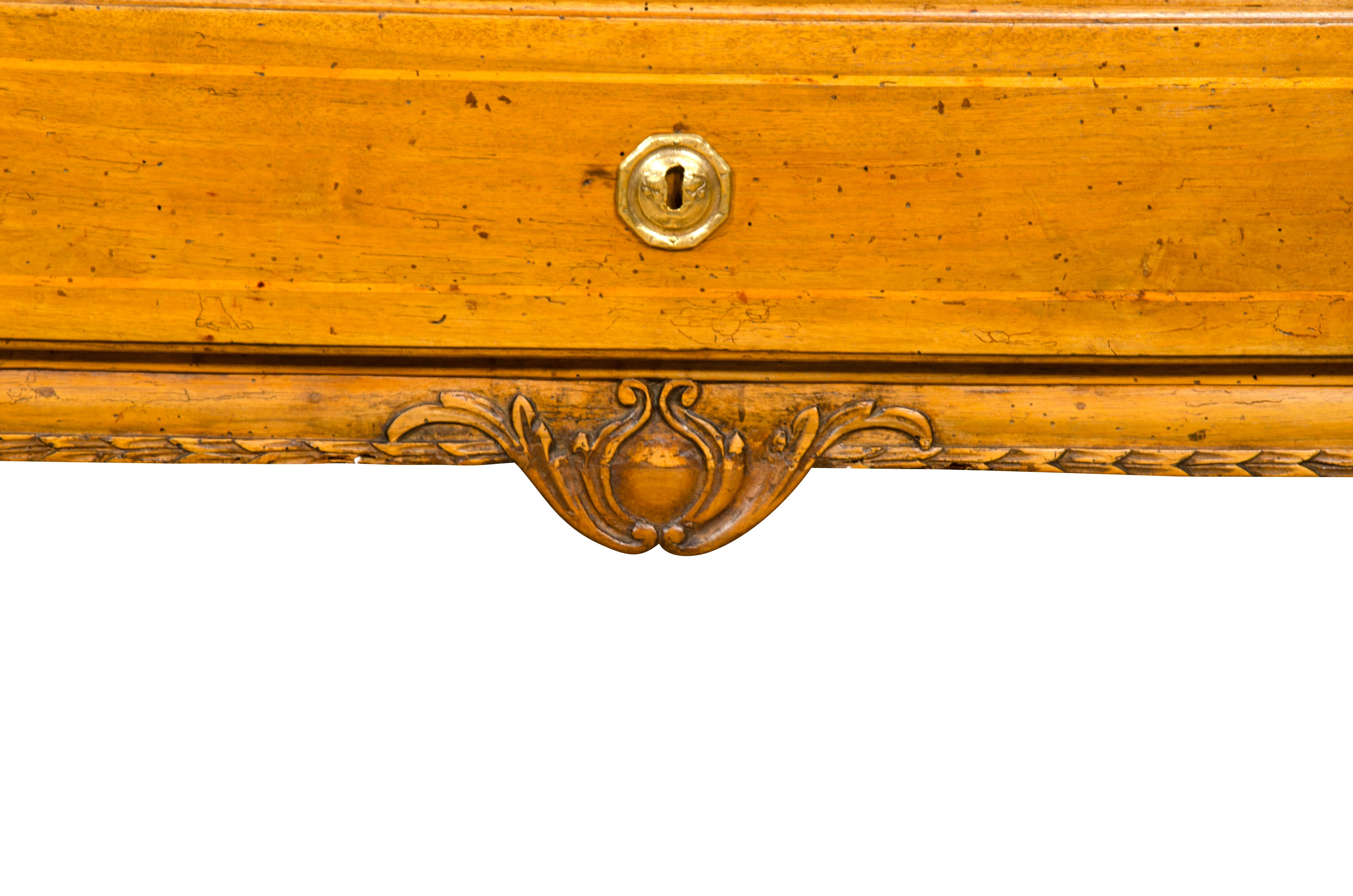 Commode italienne néoclassique en noyer en vente 3