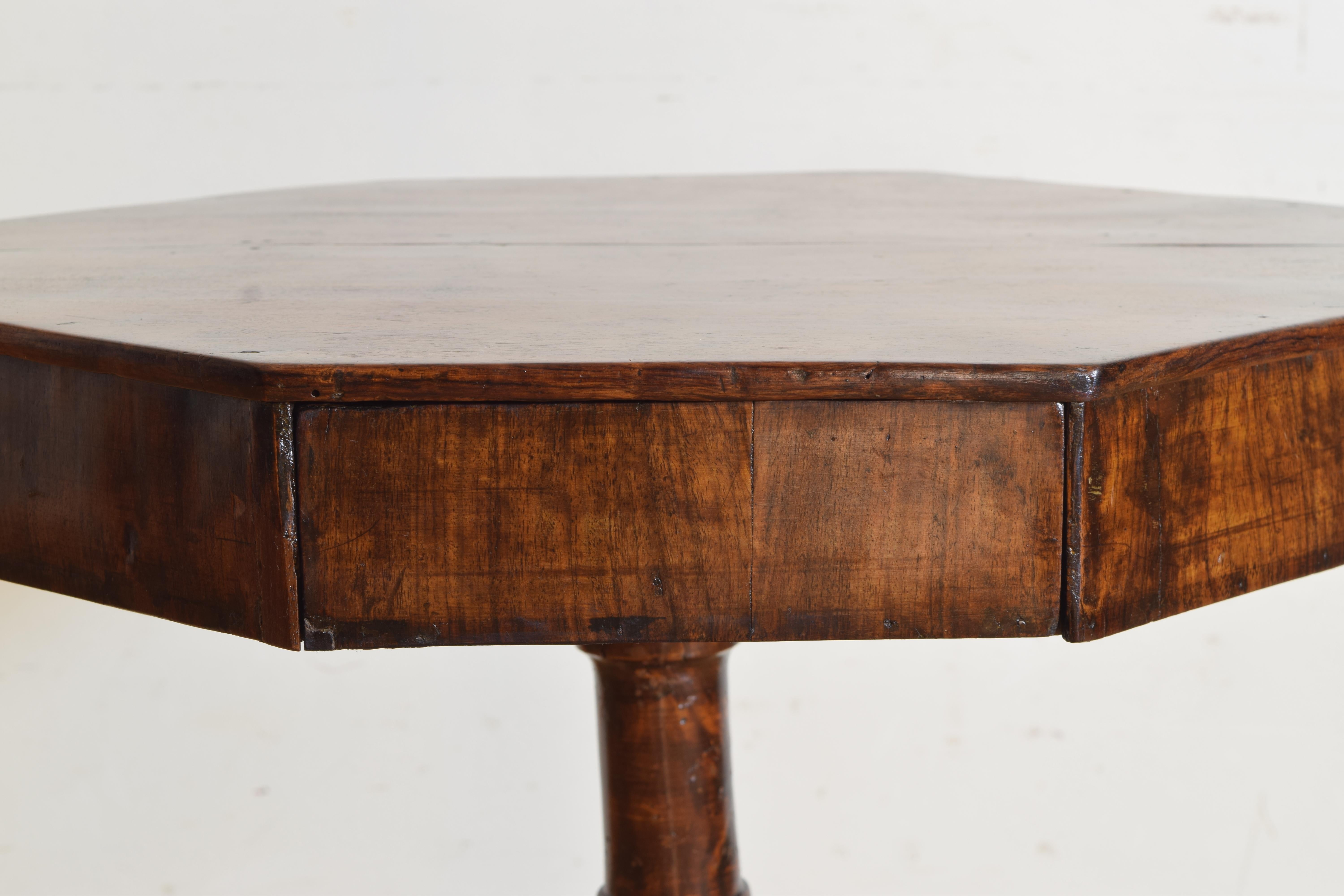 Italian Neoclassic Walnut Octagonal 1-Drawer Center Table, circa 1825 In Good Condition In Atlanta, GA