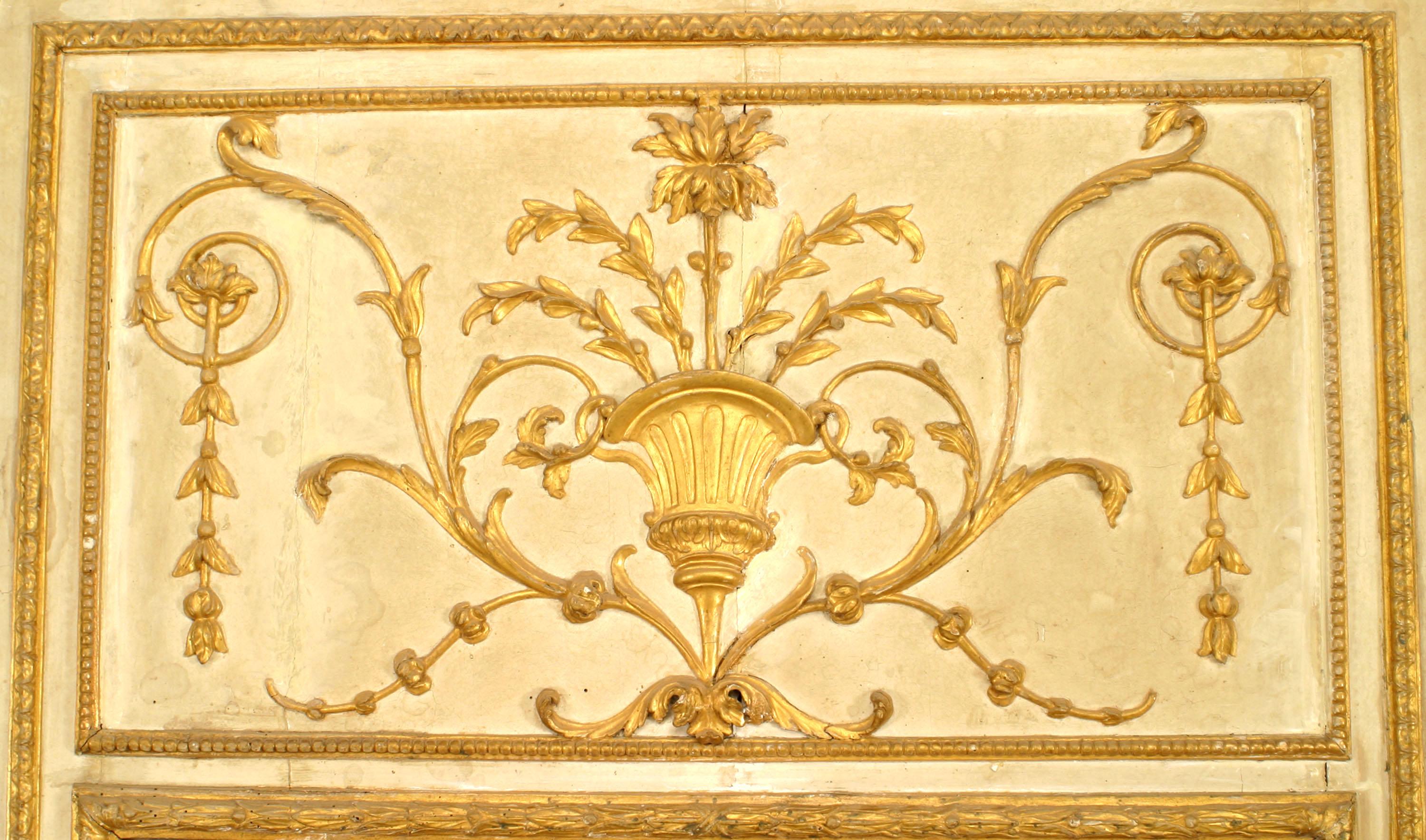 Italienischer neoklassizistischer, weiß bemalter und vergoldeter Wandspiegel mit geschnitztem Urnen- und Schneckenoberteil über einem doppelt getäfelten Glasspiegel.
 