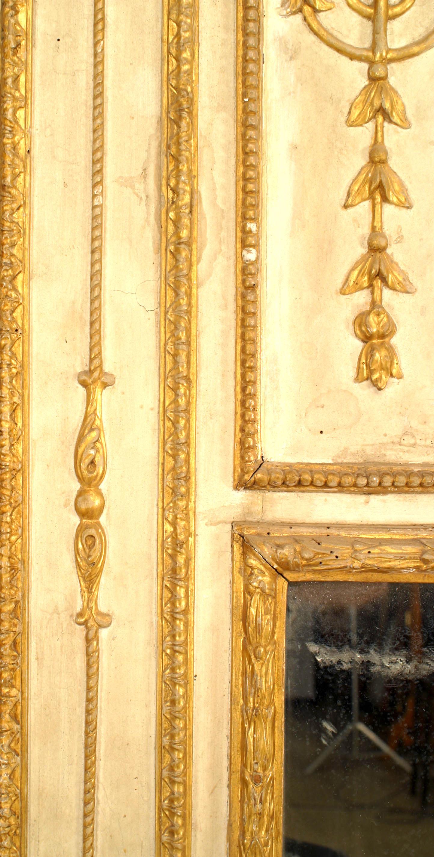 Italienischer neoklassizistischer weiß bemalter und geschnitzter Trumeau-Wandspiegel aus vergoldetem Holz (Neoklassisch) im Angebot