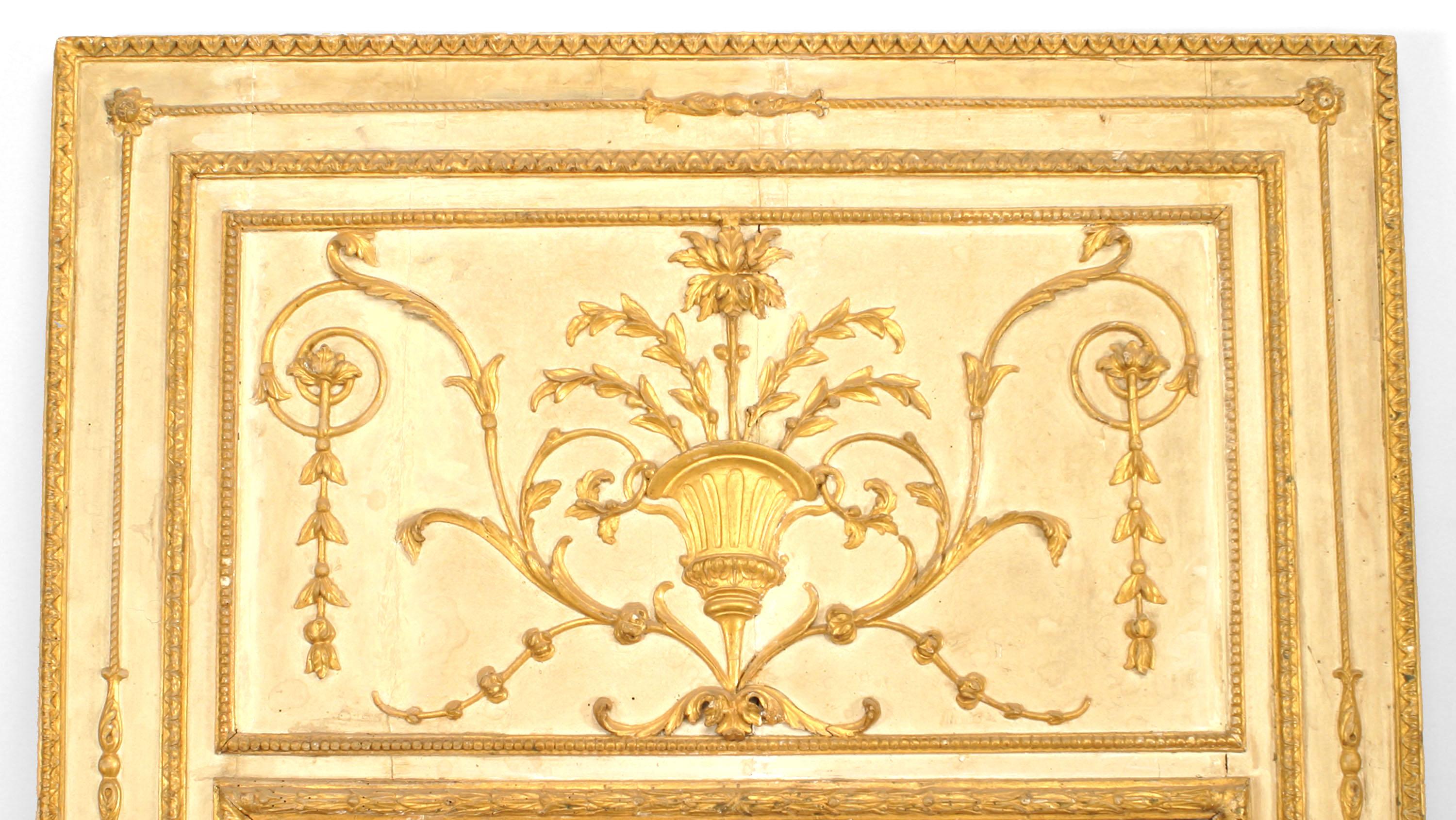 Italienischer neoklassizistischer weiß bemalter und geschnitzter Trumeau-Wandspiegel aus vergoldetem Holz (Geschnitzt) im Angebot